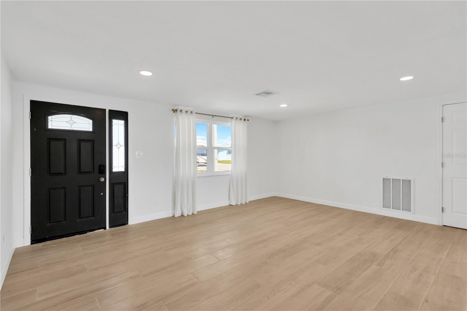 Listing photo id 2 for 13612 Veronica Drive
