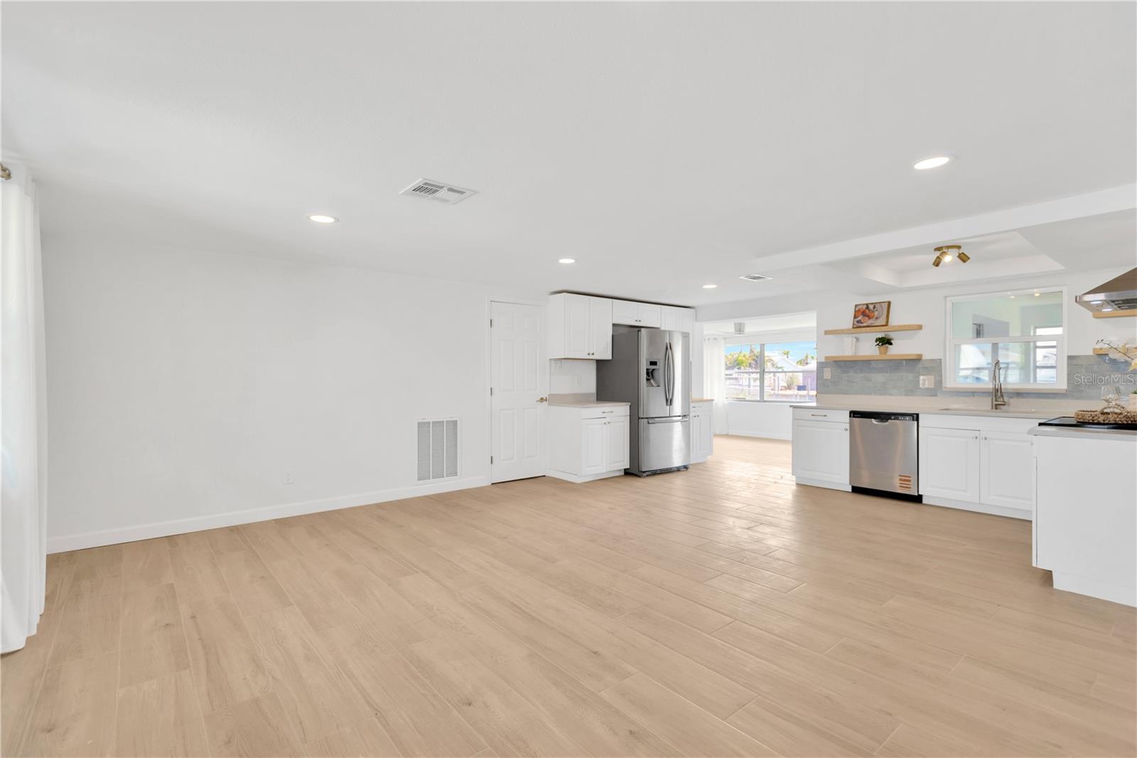 Listing photo id 3 for 13612 Veronica Drive