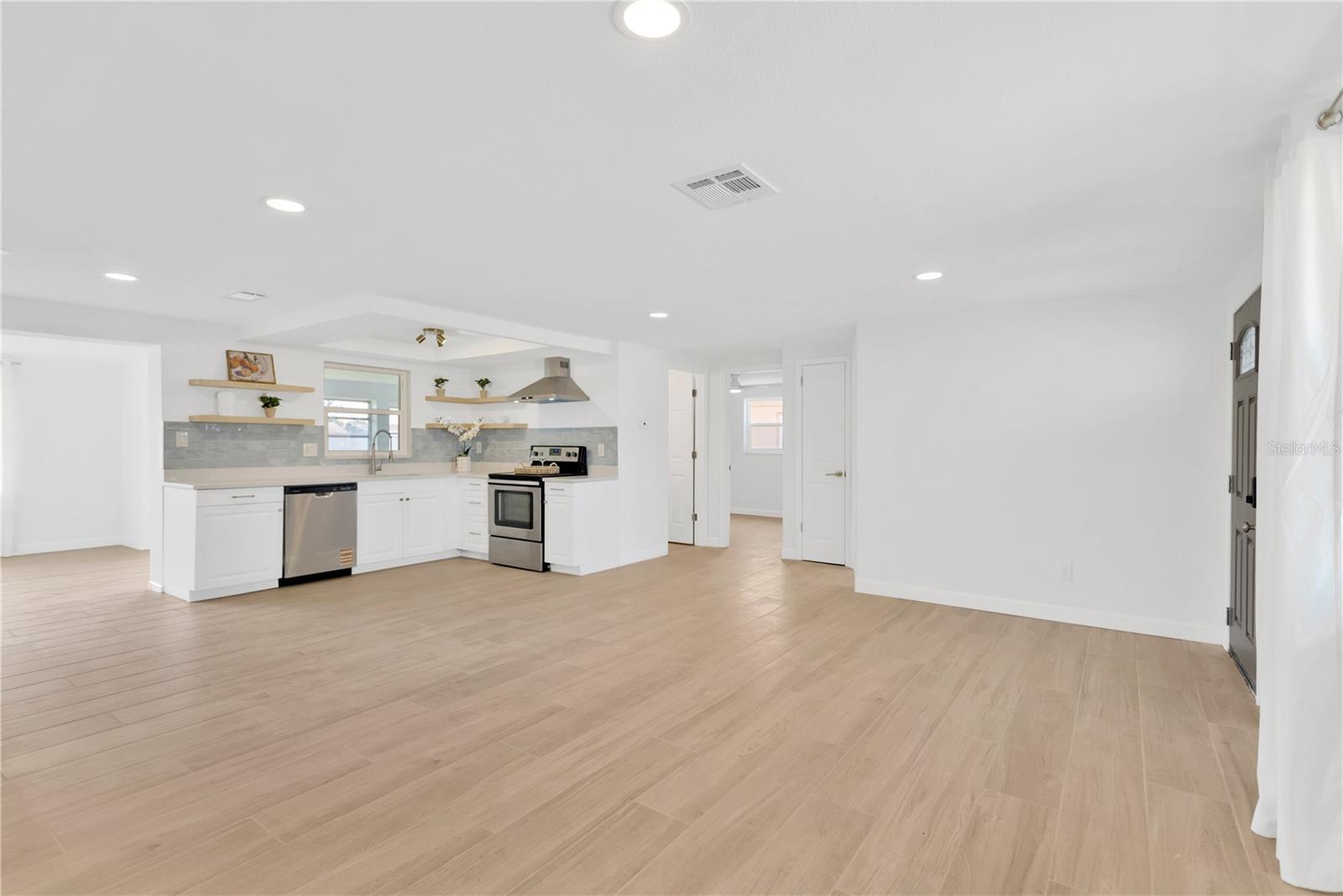 Listing photo id 4 for 13612 Veronica Drive