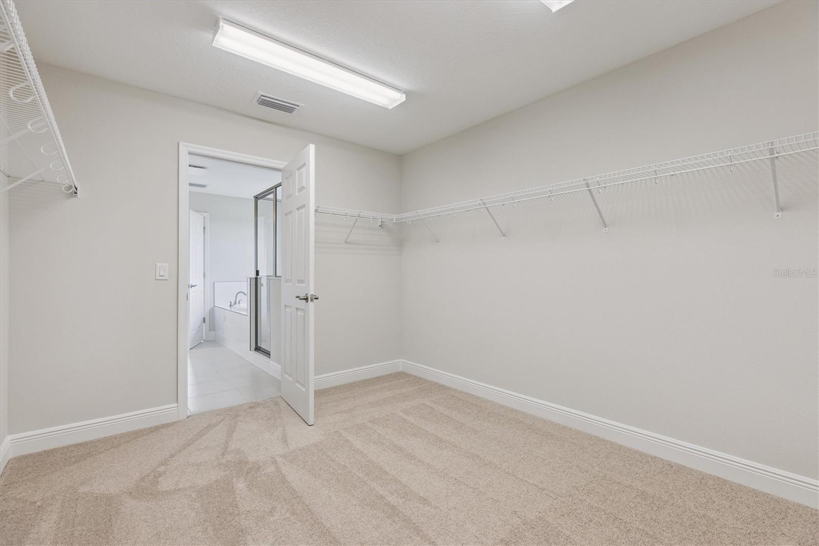 Listing photo id 8 for 9699 Surrey Rose Drive