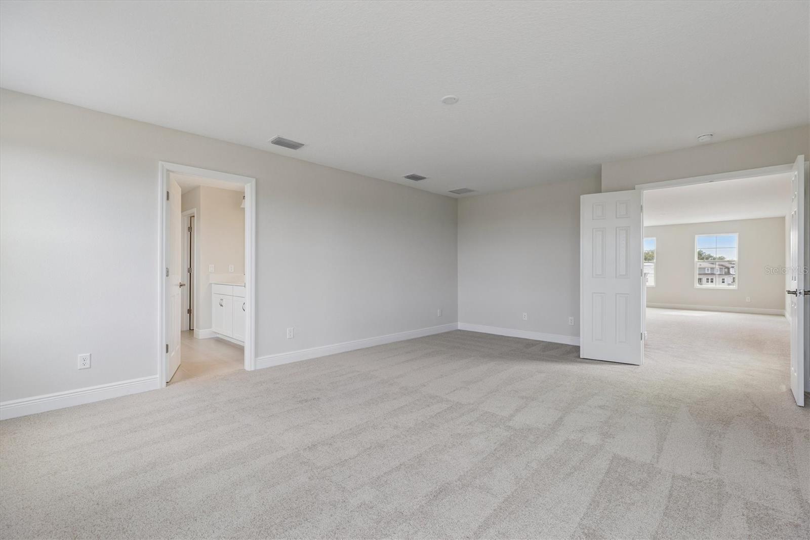 Listing photo id 4 for 9699 Surrey Rose Drive
