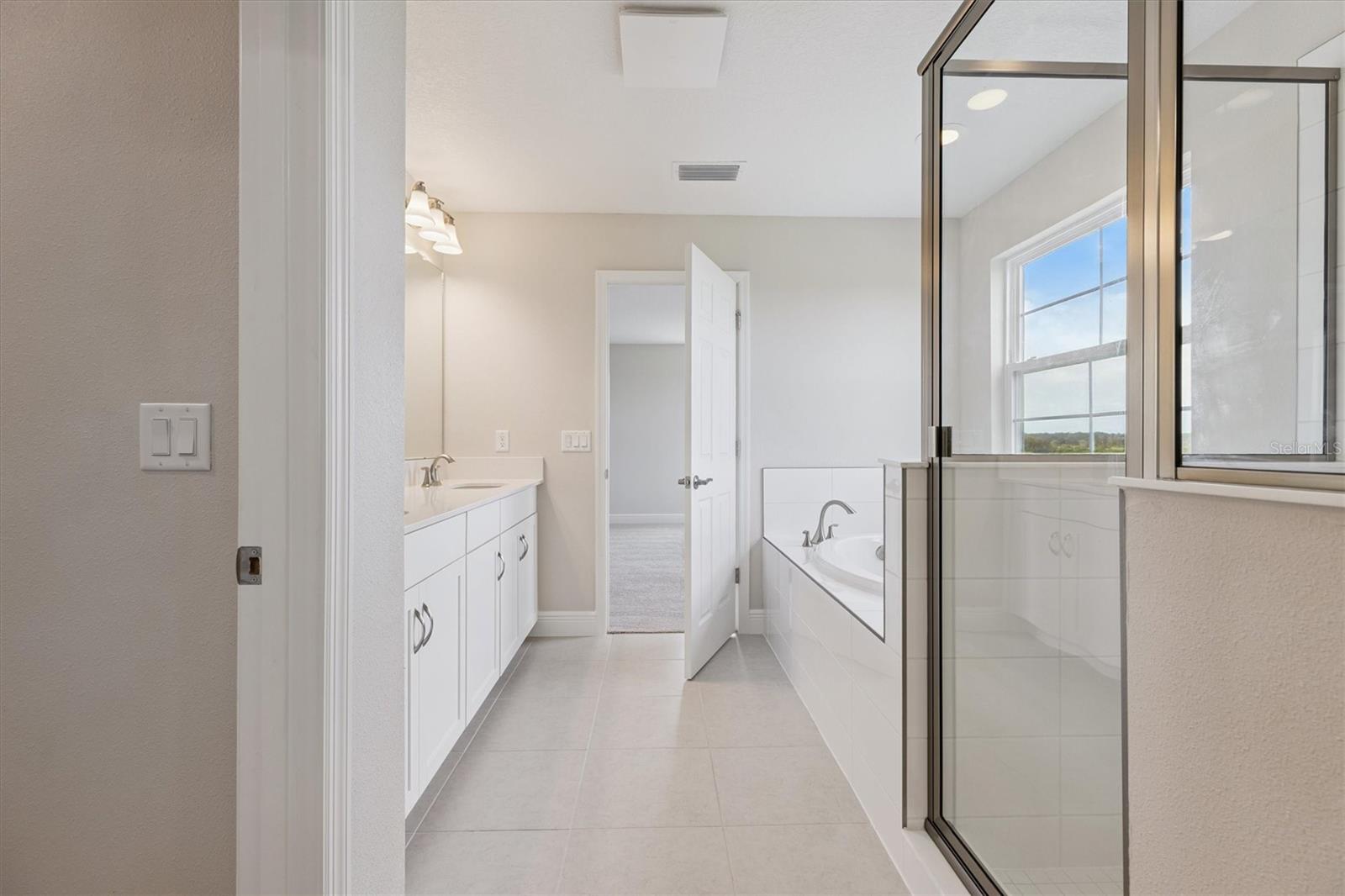 Listing photo id 5 for 9699 Surrey Rose Drive