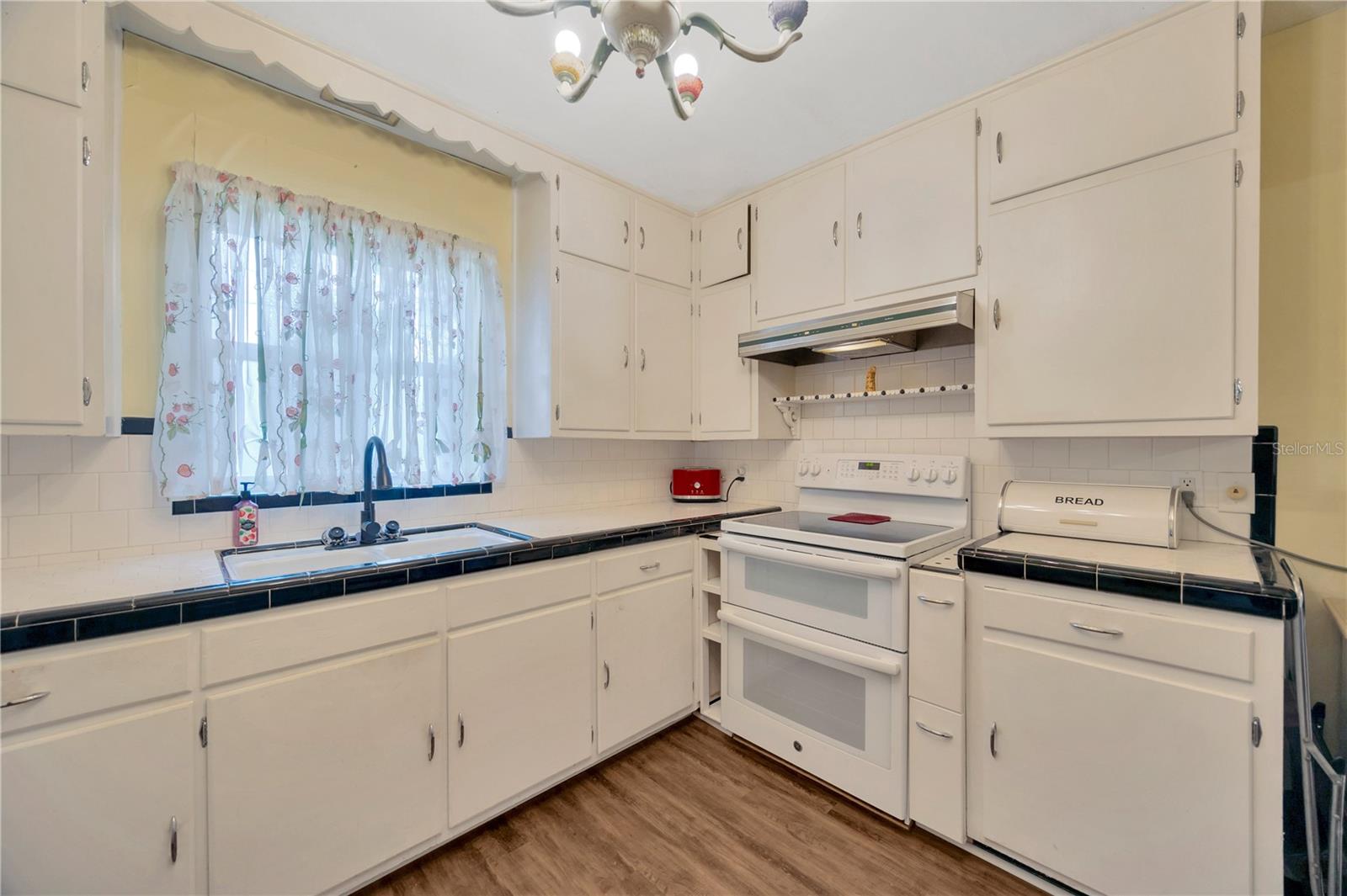 Image 17 of 52 For 509 Walker Street