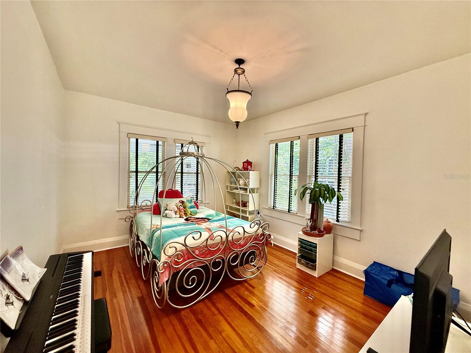 Image 20 of 38 For 1213 Henry Avenue