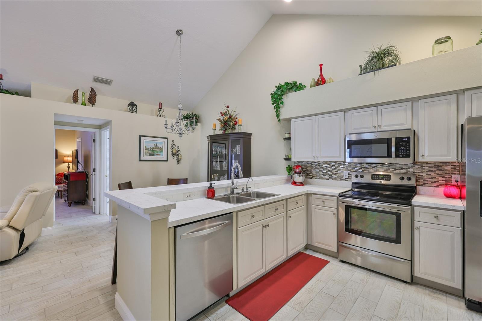Image 12 of 45 For 815 Silverthorn Lane 0