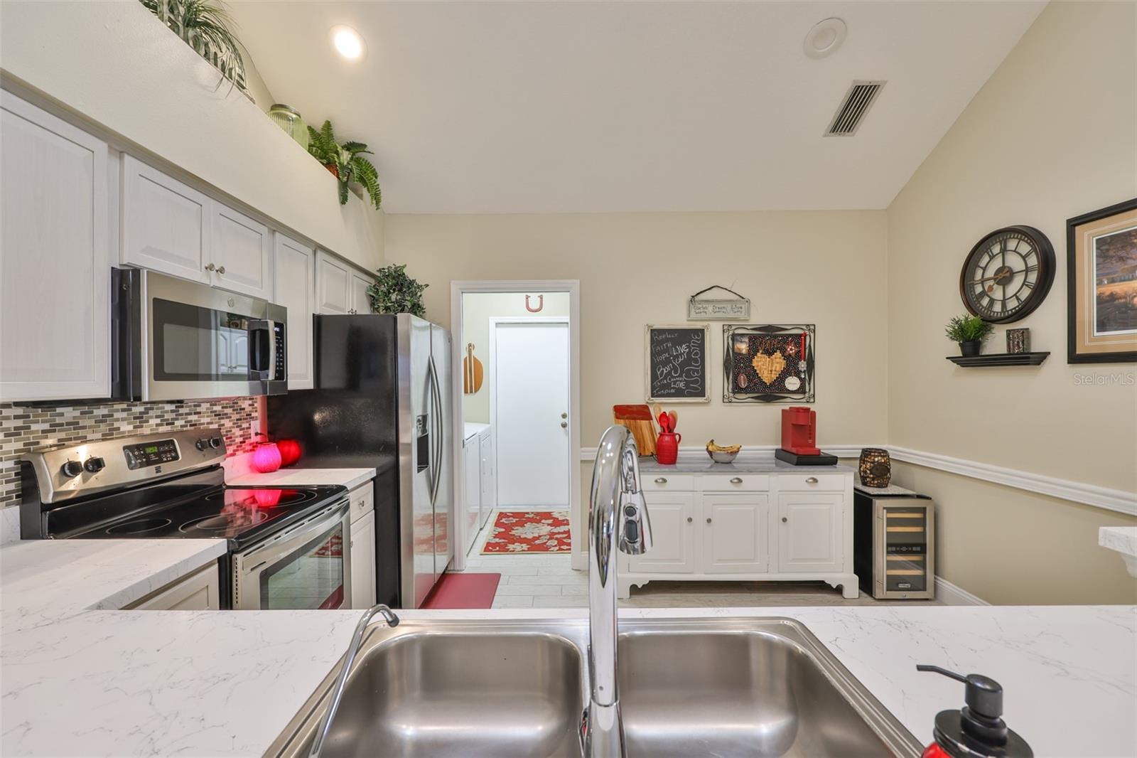Image 13 of 45 For 815 Silverthorn Lane 0