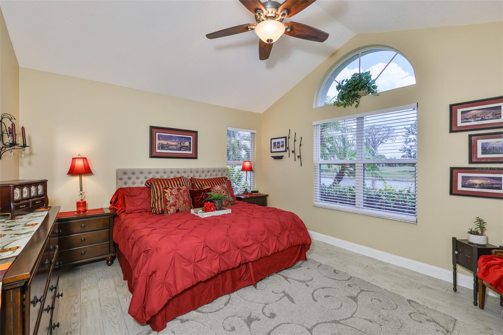Image 14 of 45 For 815 Silverthorn Lane 0