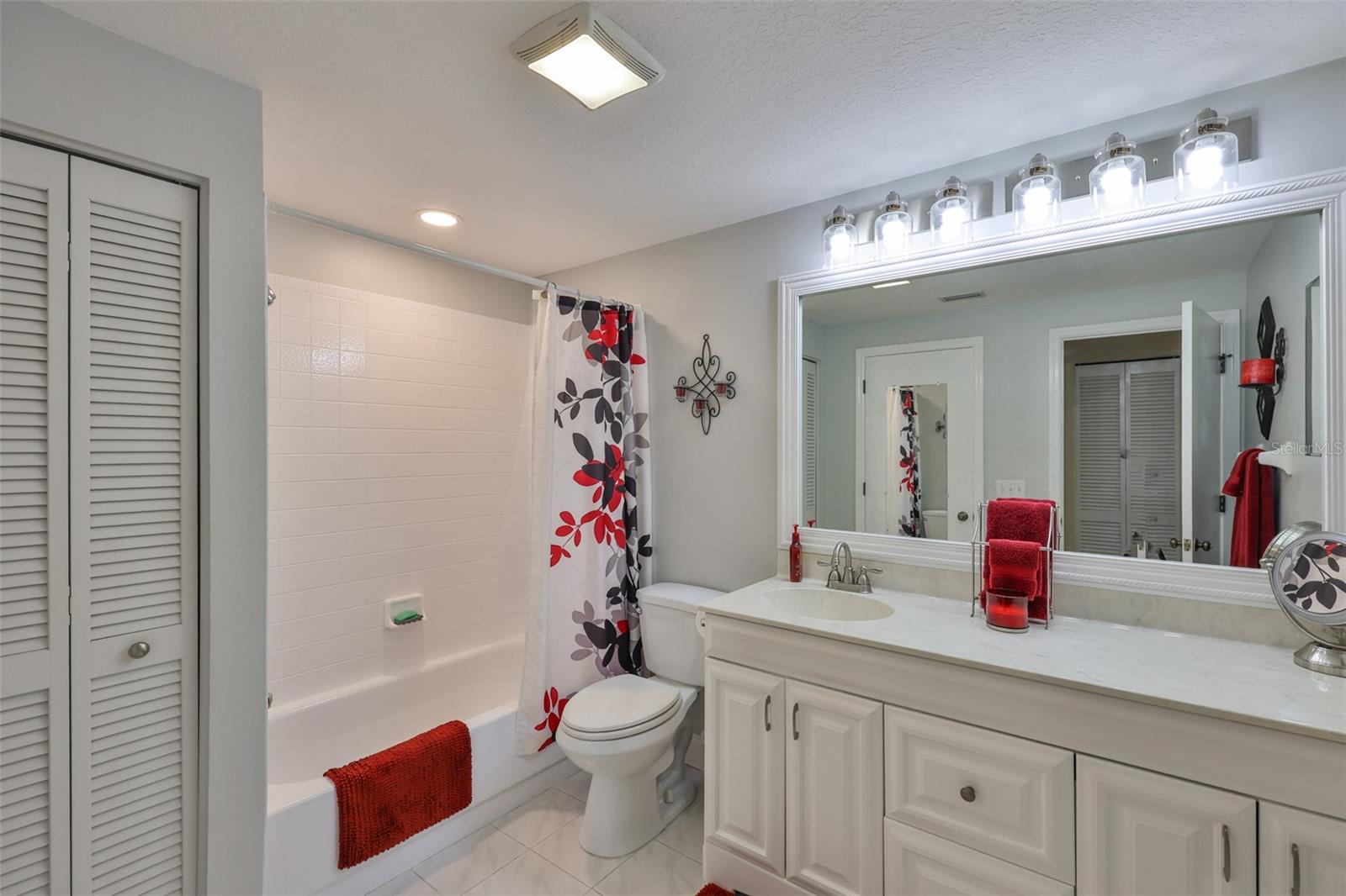 Image 16 of 45 For 815 Silverthorn Lane 0