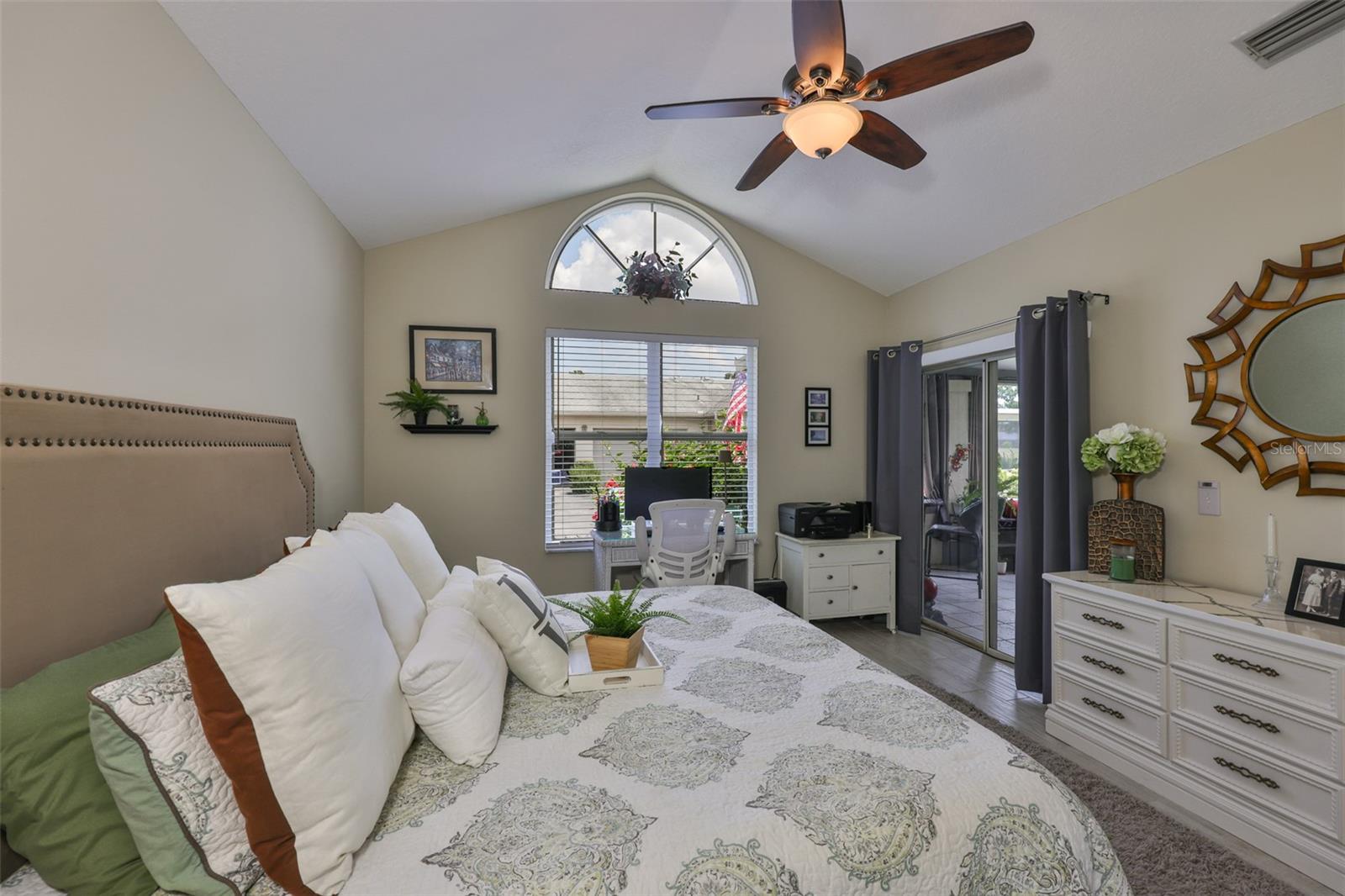 Image 18 of 45 For 815 Silverthorn Lane 0