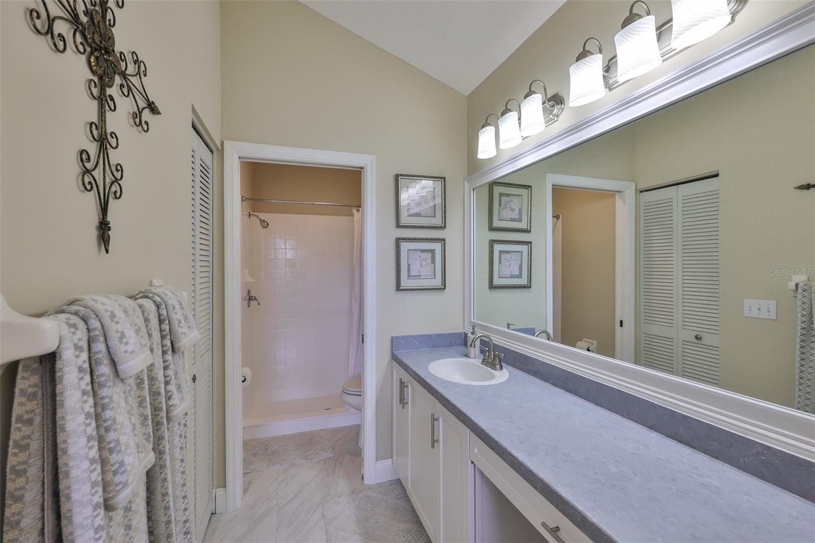 Image 19 of 45 For 815 Silverthorn Lane 0