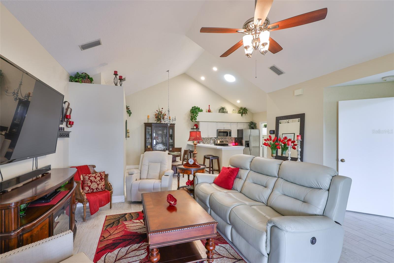 Image 32 of 45 For 815 Silverthorn Lane 0