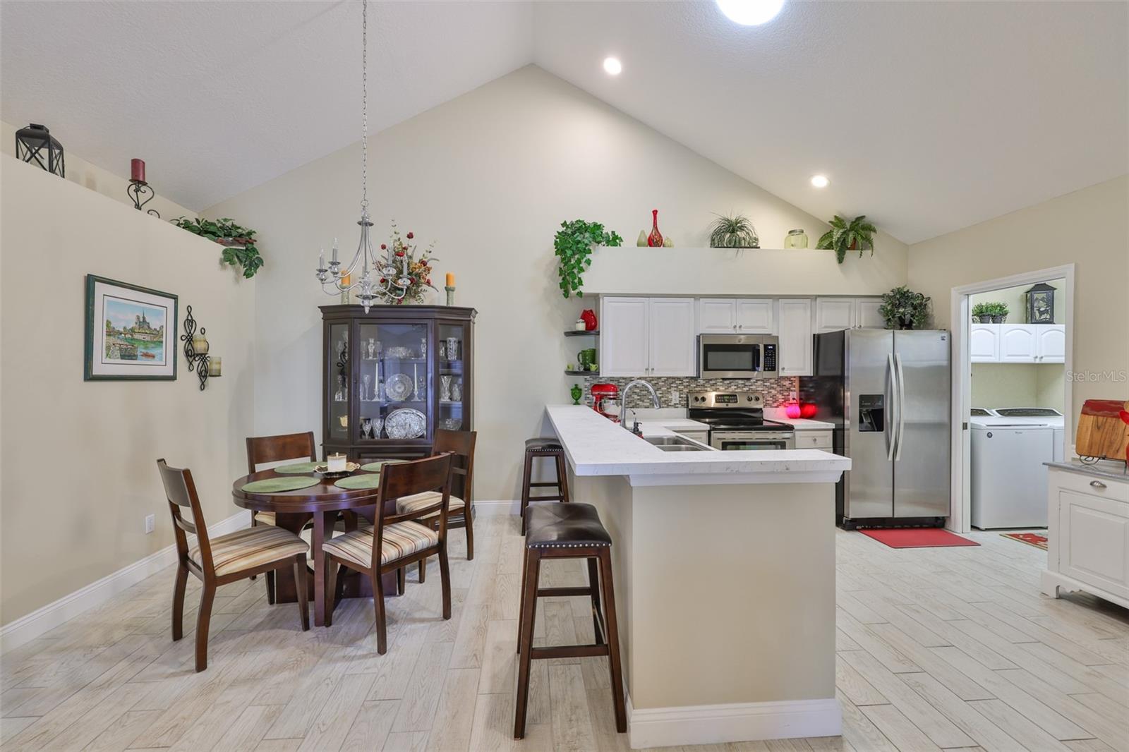 Image 33 of 45 For 815 Silverthorn Lane 0