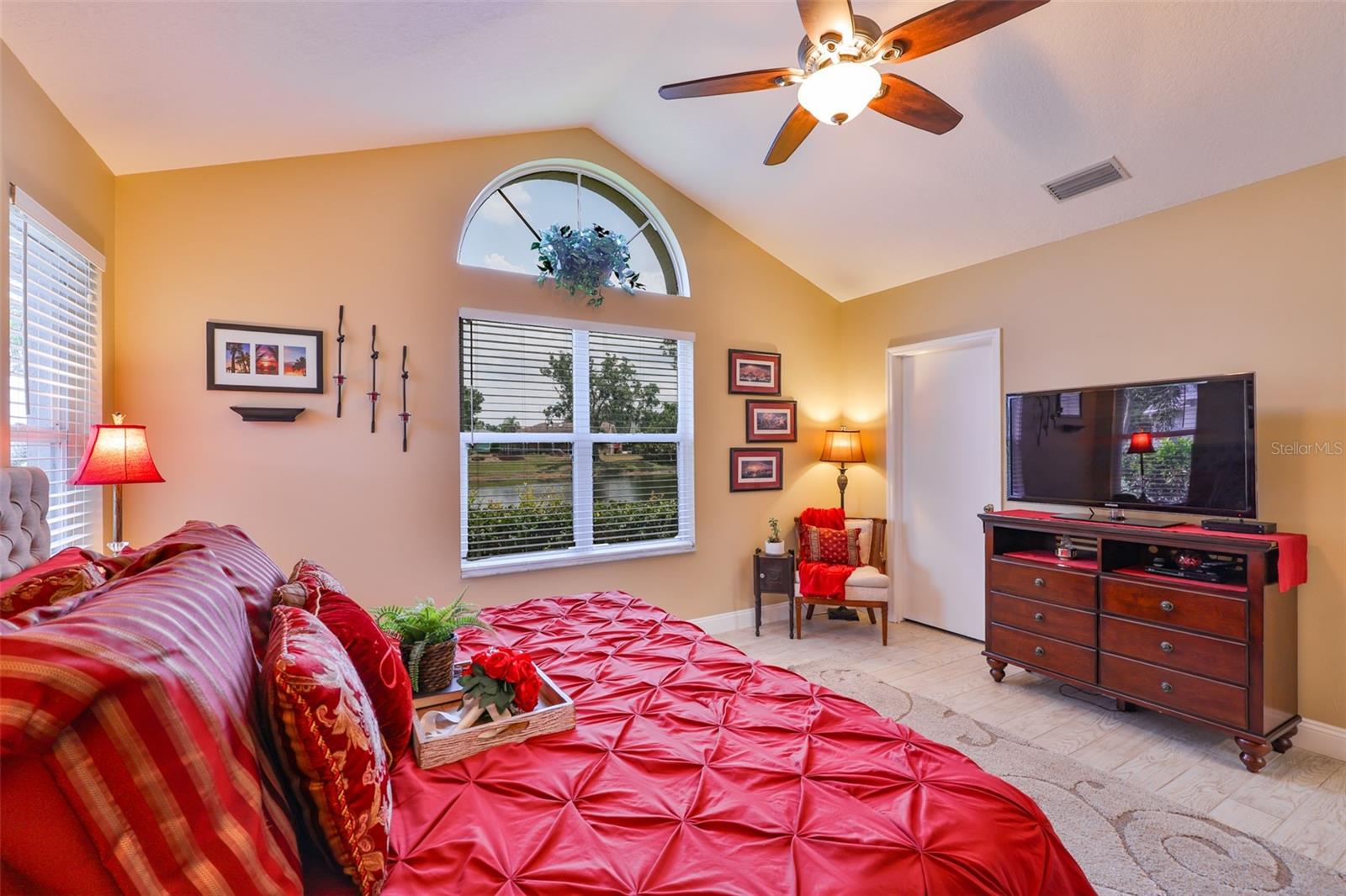 Image 38 of 45 For 815 Silverthorn Lane 0