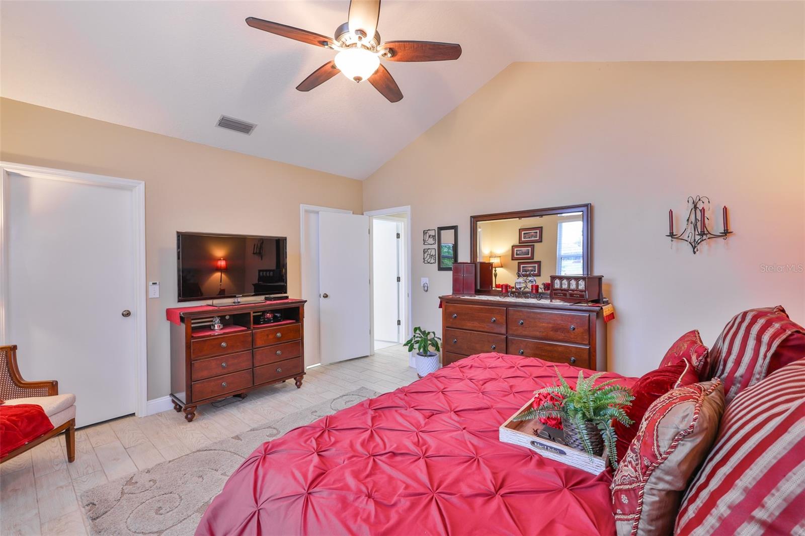 Image 39 of 45 For 815 Silverthorn Lane 0