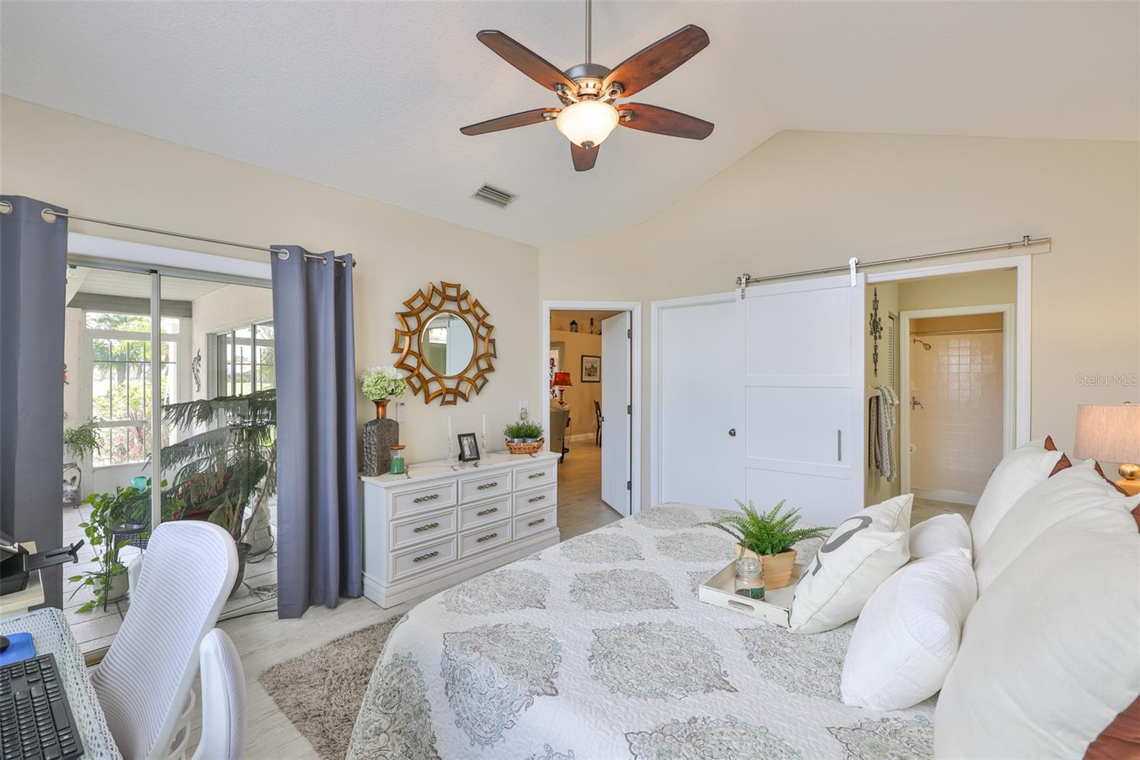 Image 41 of 45 For 815 Silverthorn Lane 0