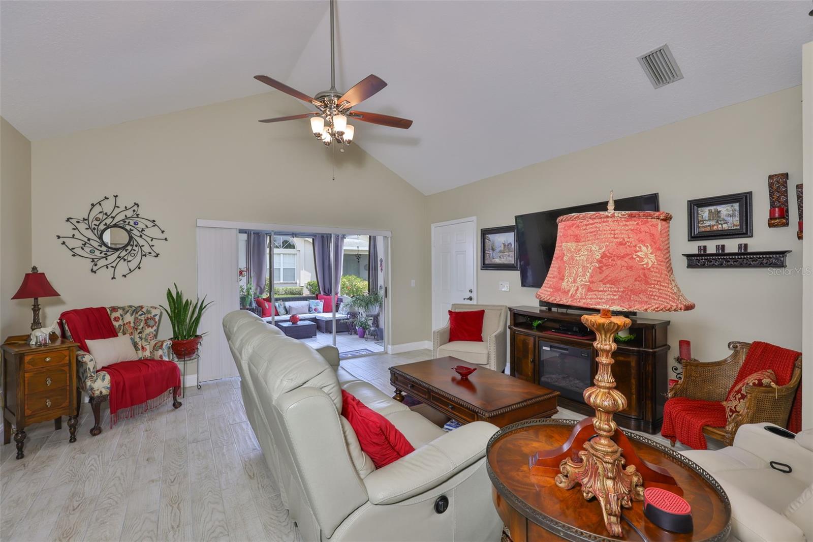 Image 8 of 45 For 815 Silverthorn Lane 0