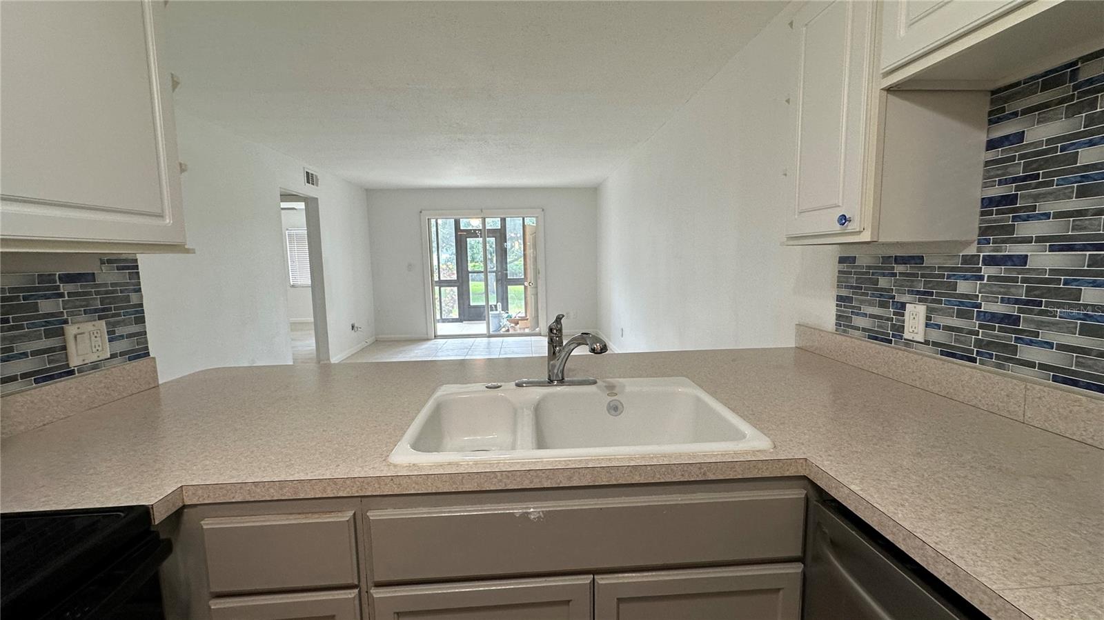 Listing photo id 9 for 11201 122nd Avenue 103