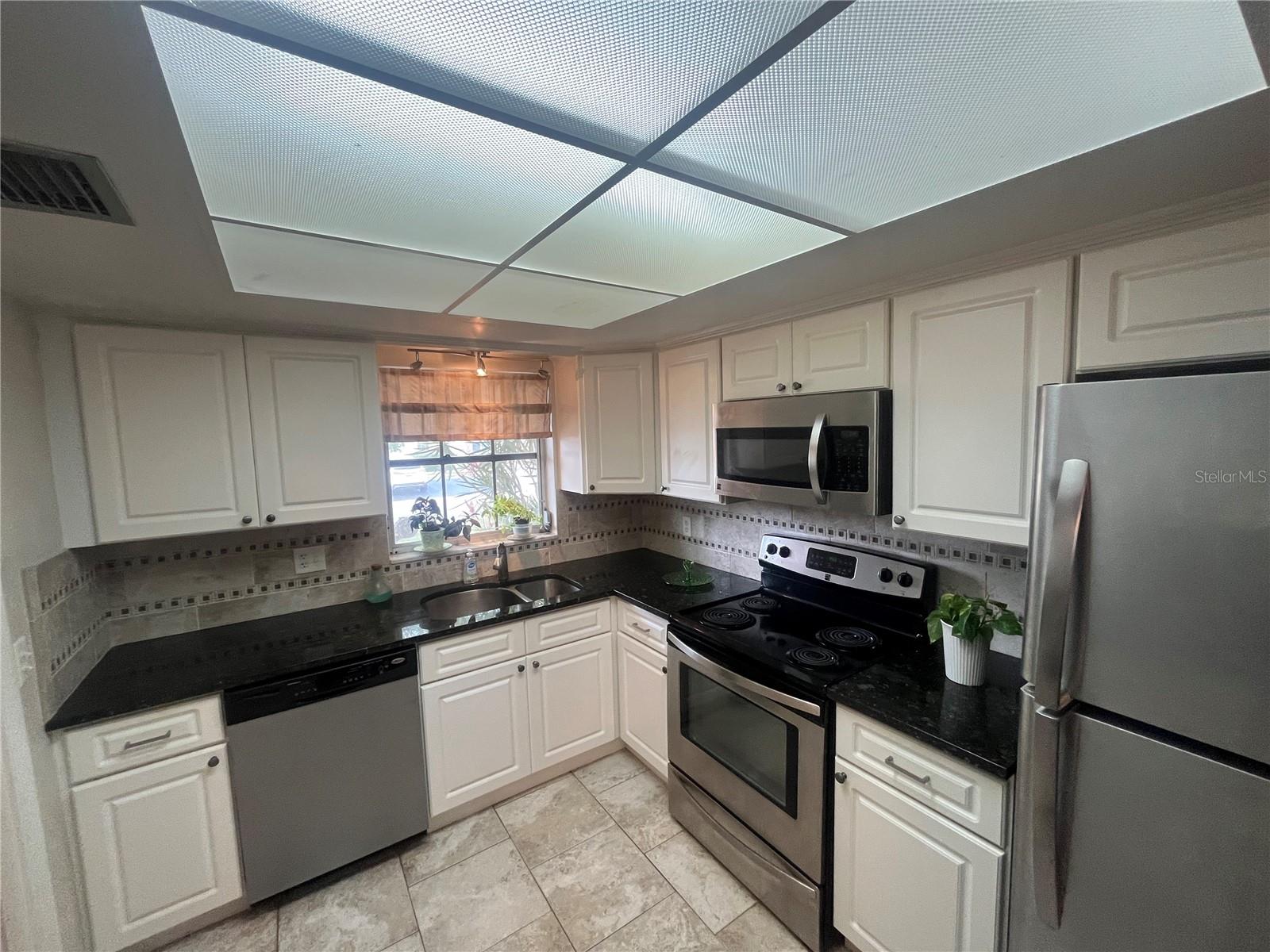 Image 11 of 35 For 1654 Lake Avenue 2