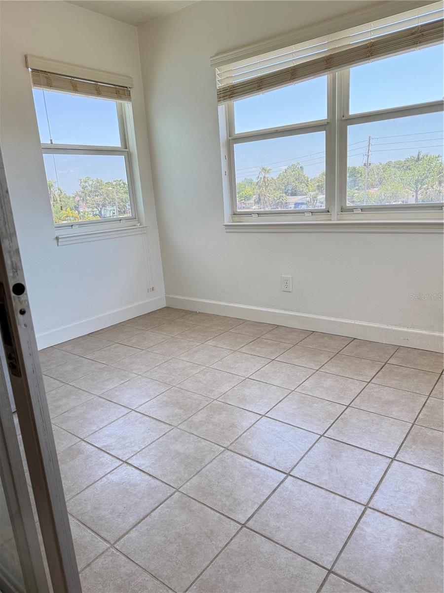 Listing photo id 9 for 11447 Park Boulevard 301