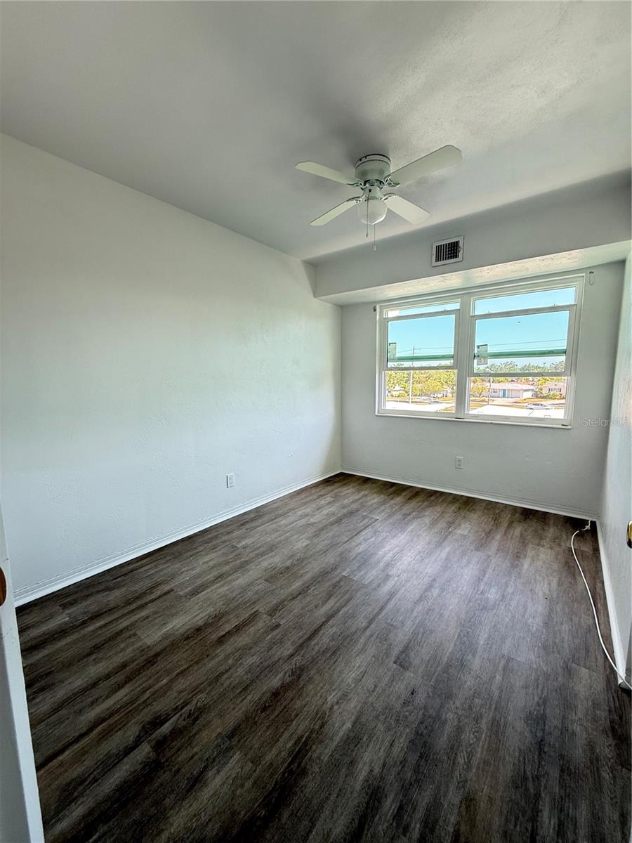 Listing photo id 13 for 11447 Park Boulevard 301