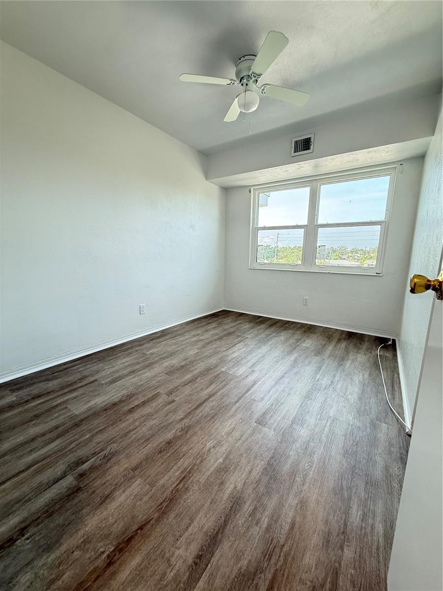 Listing photo id 14 for 11447 Park Boulevard 301