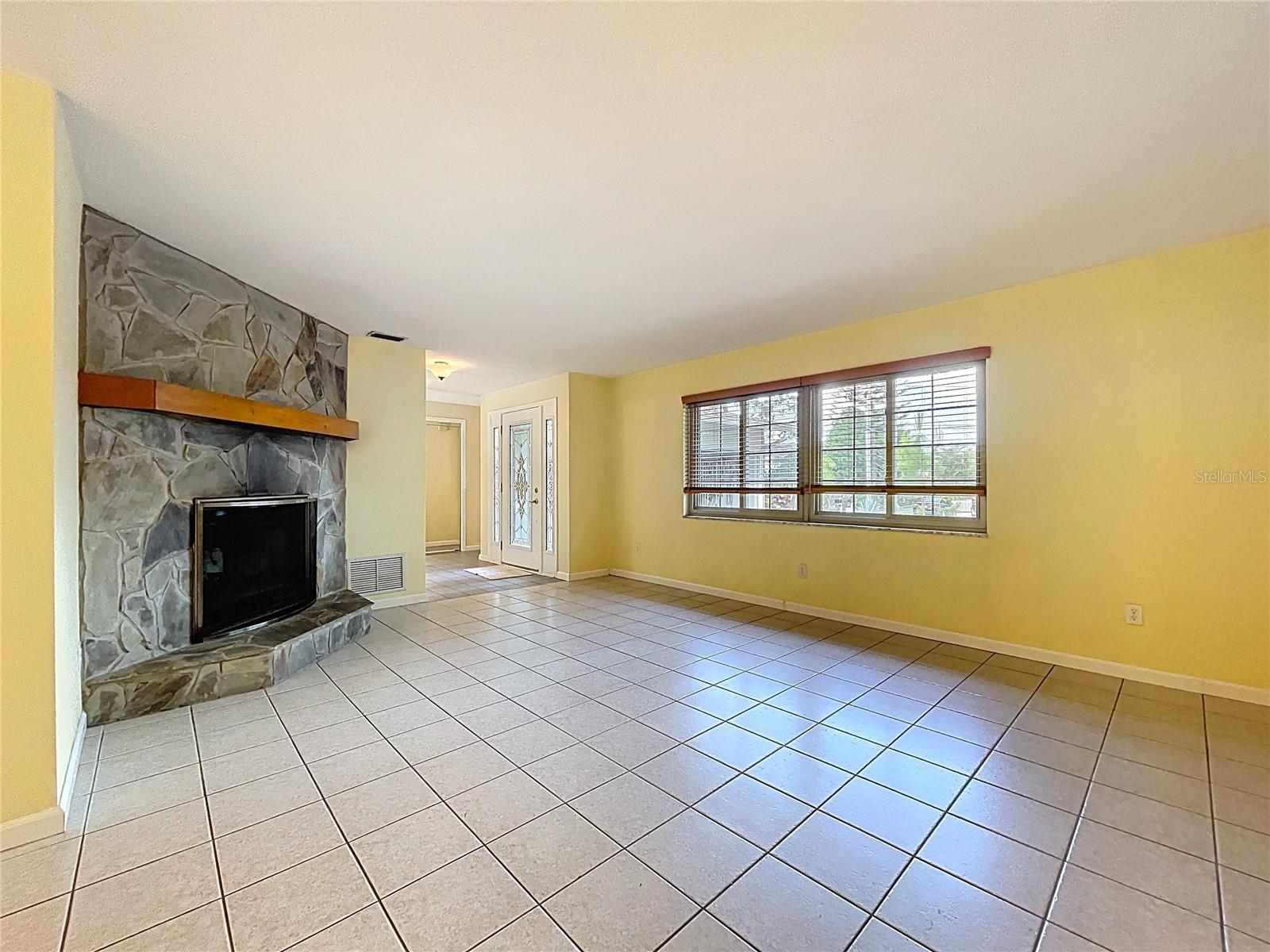 Image 11 of 75 For 232 Pinecrest Drive