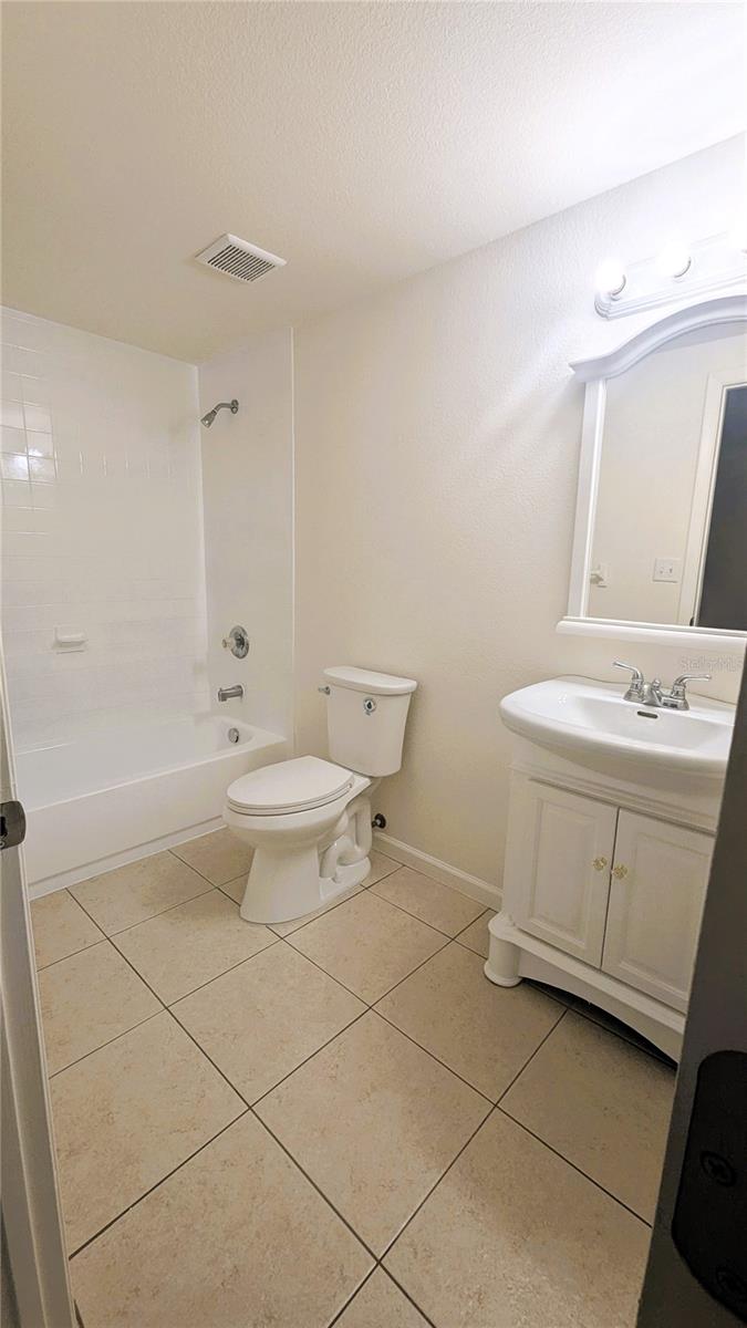 Listing photo id 6 for 5122 Dove Drive
