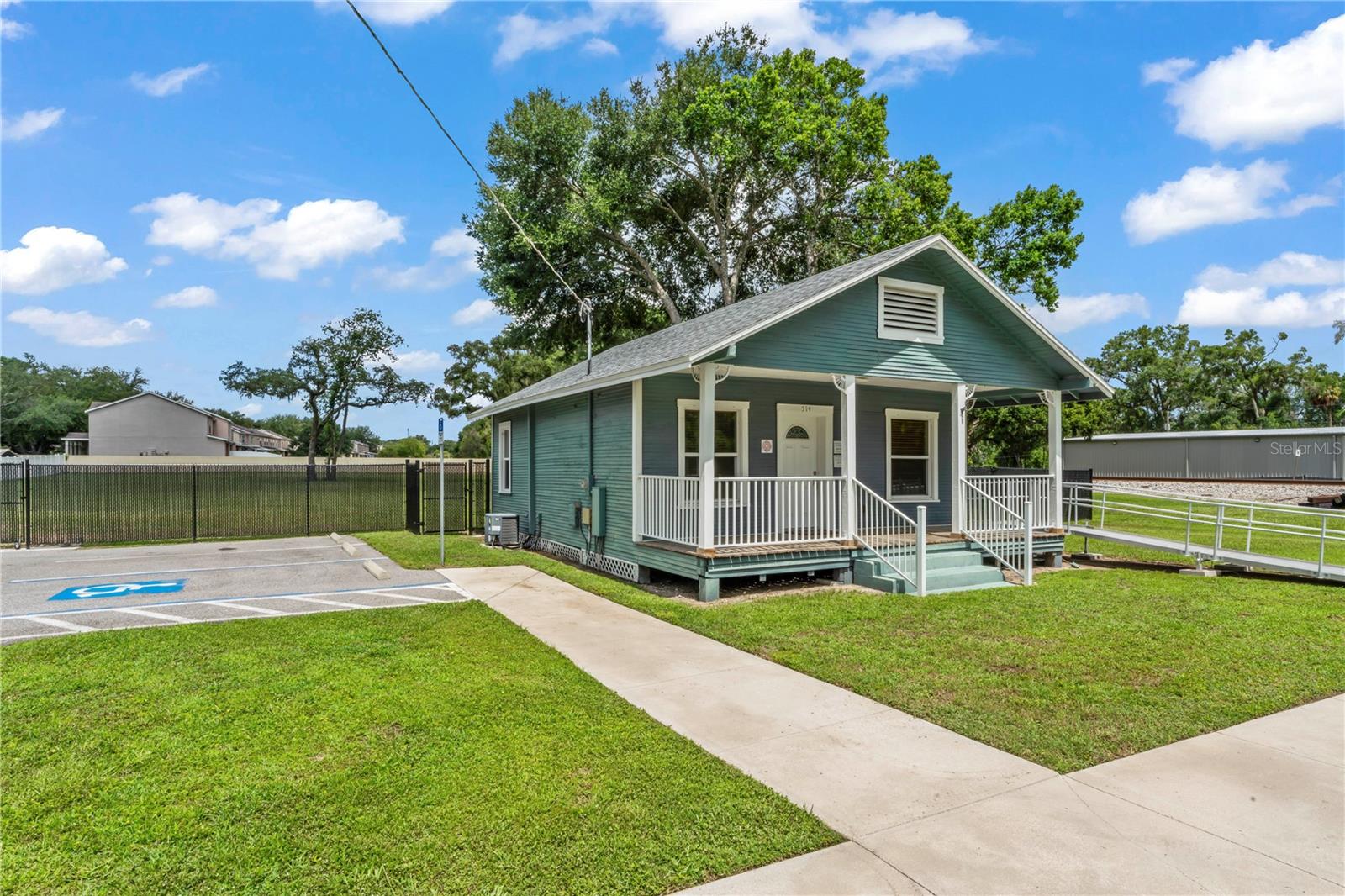 Listing photo id 0 for 514 Limona Road