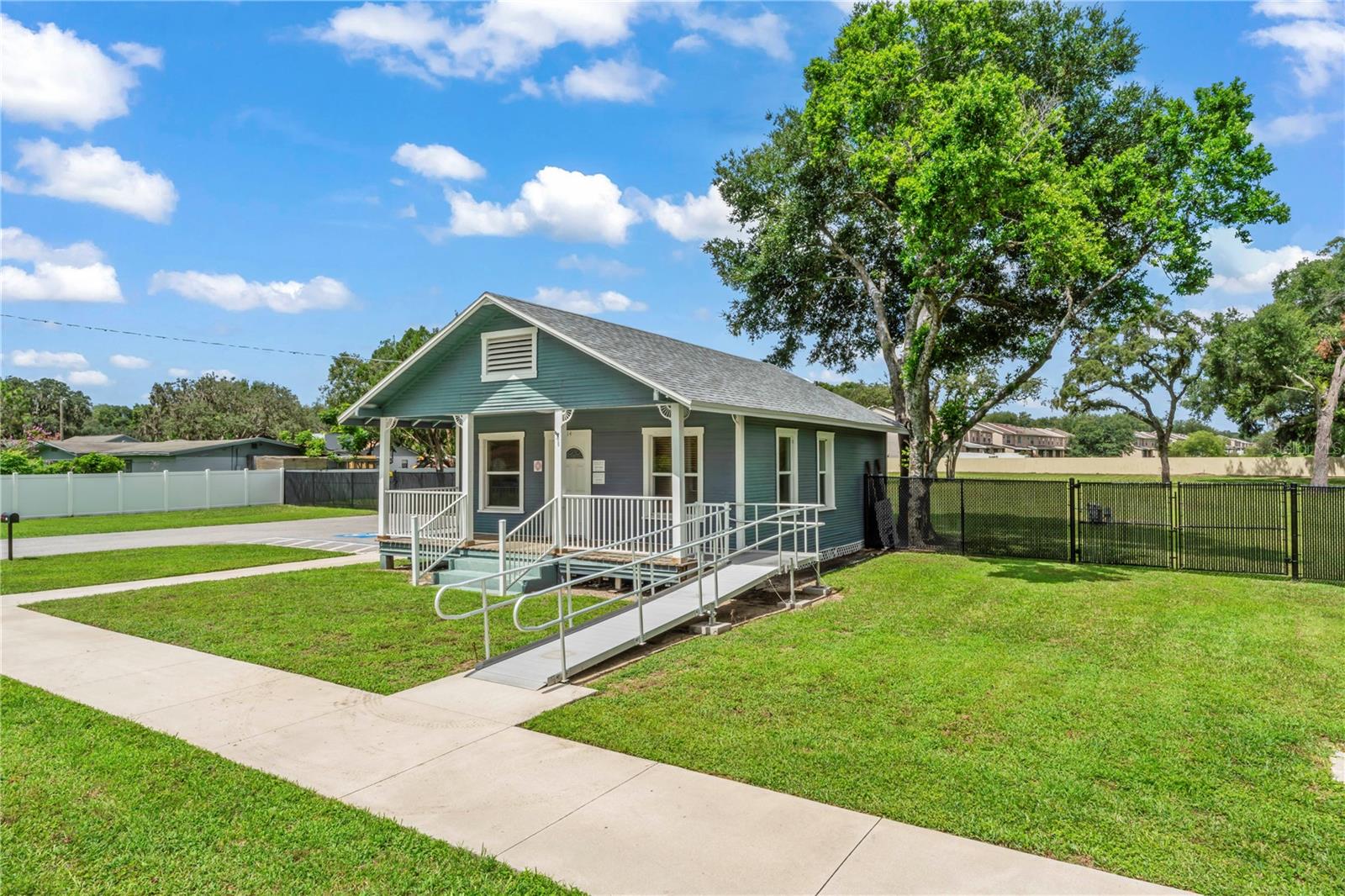 Listing photo id 1 for 514 Limona Road