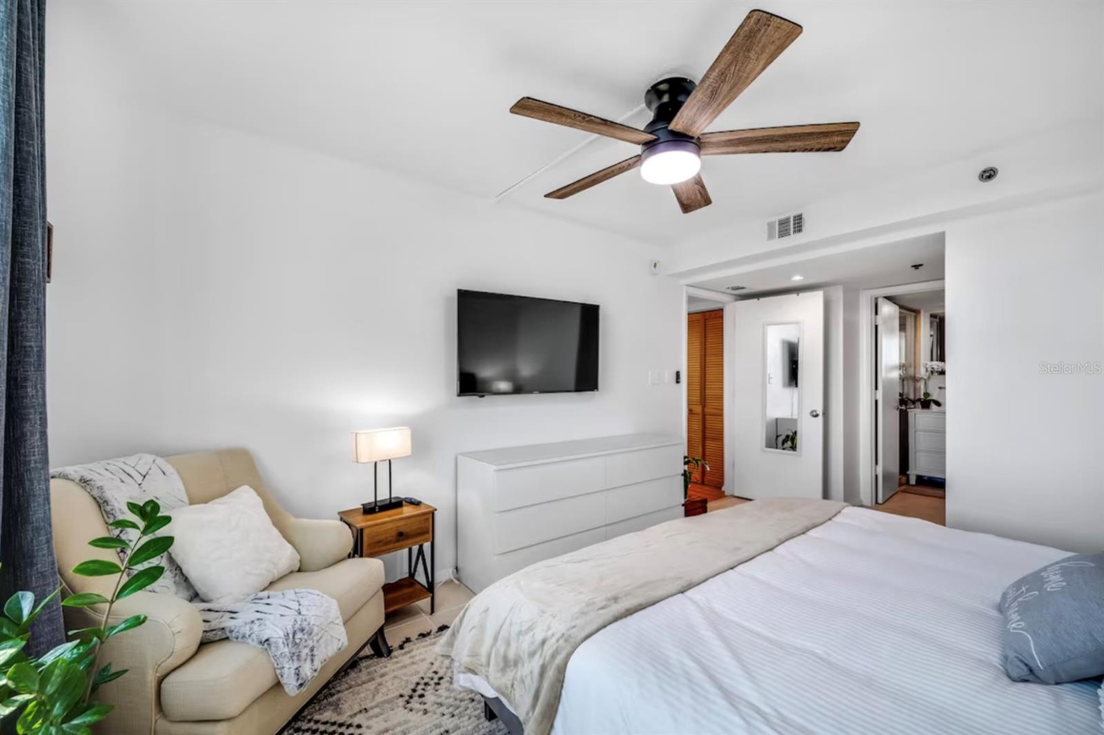 Image 15 of 59 For 701 Madison Avenue 414