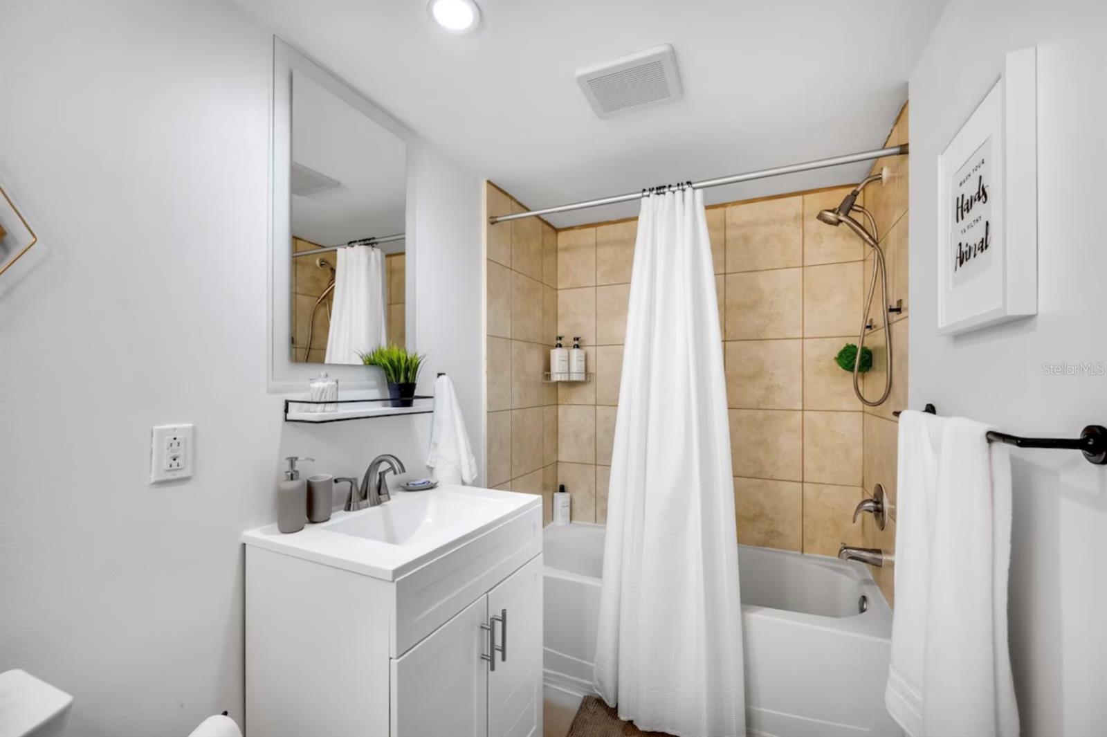 Image 28 of 59 For 701 Madison Avenue 414