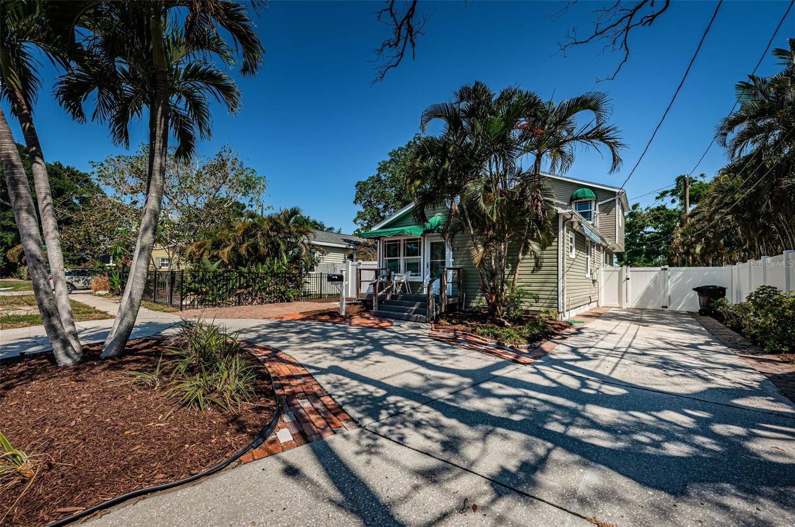 Image 3 of 40 For 451 27th Avenue N