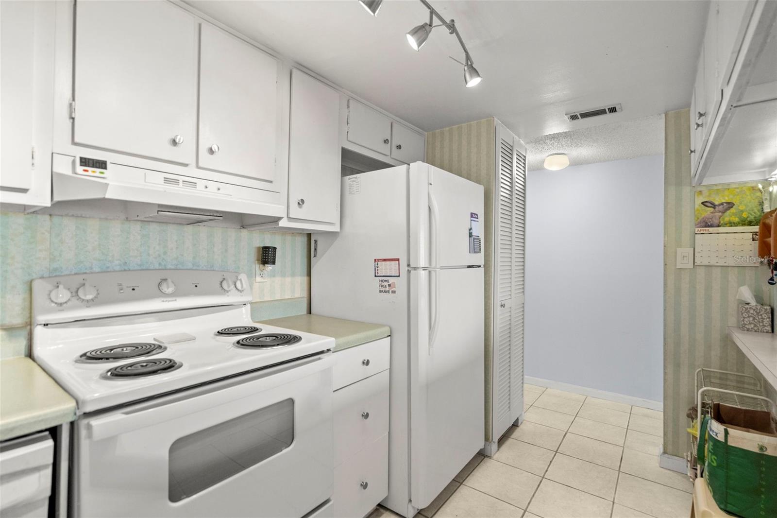 Image 12 of 26 For 7701 Starkey Road 443
