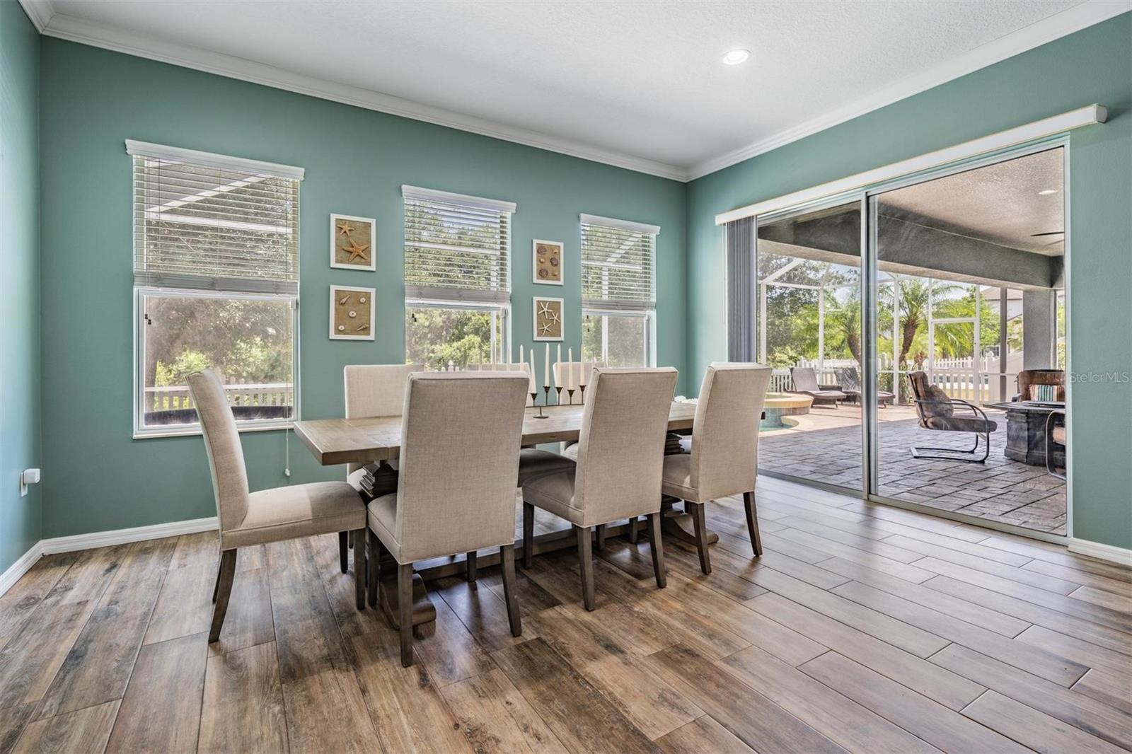 Listing photo id 13 for 4094 Windcrest Drive