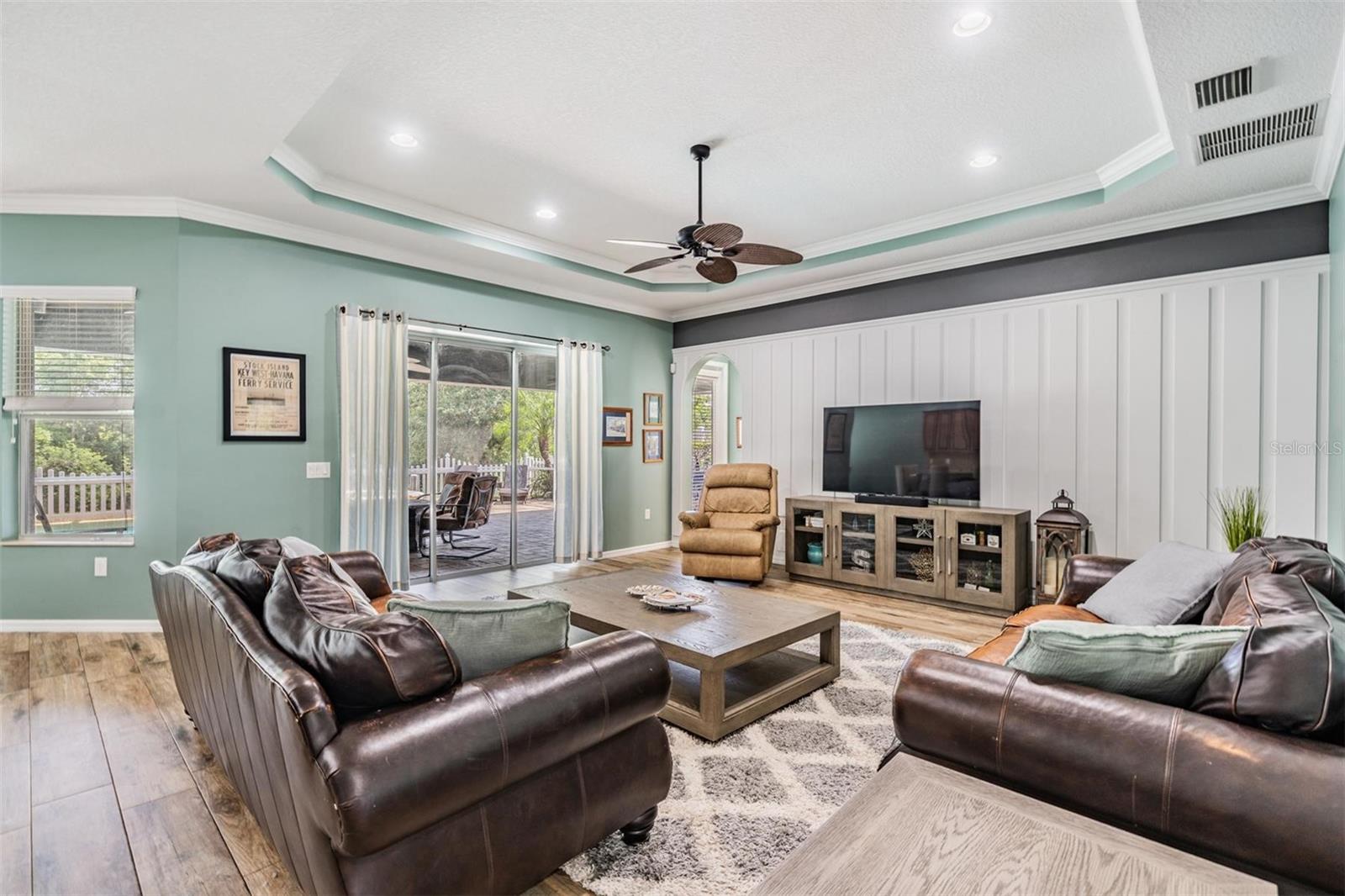 Listing photo id 15 for 4094 Windcrest Drive