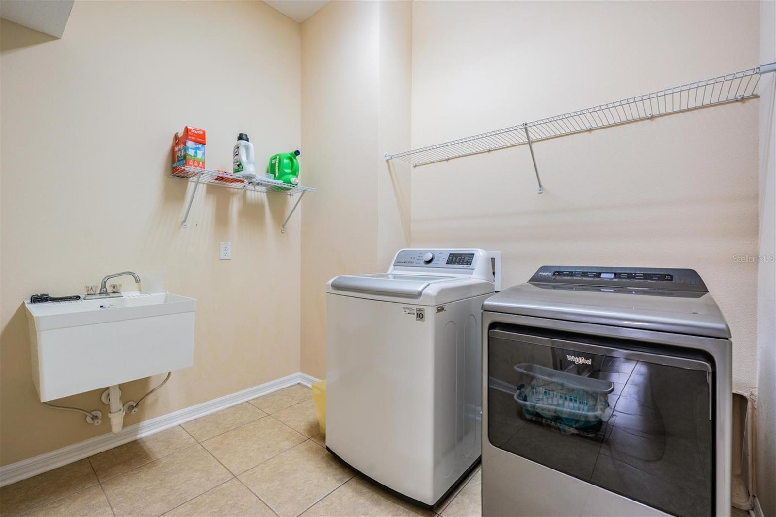 Listing photo id 35 for 4094 Windcrest Drive