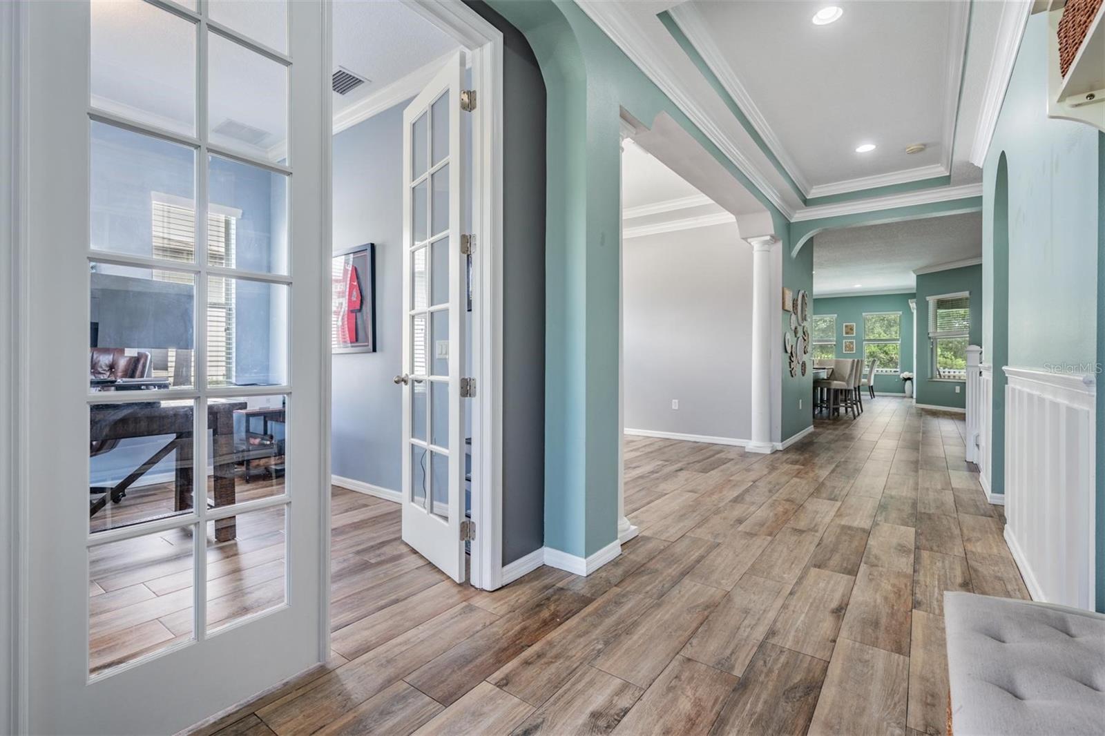 Listing photo id 2 for 4094 Windcrest Drive
