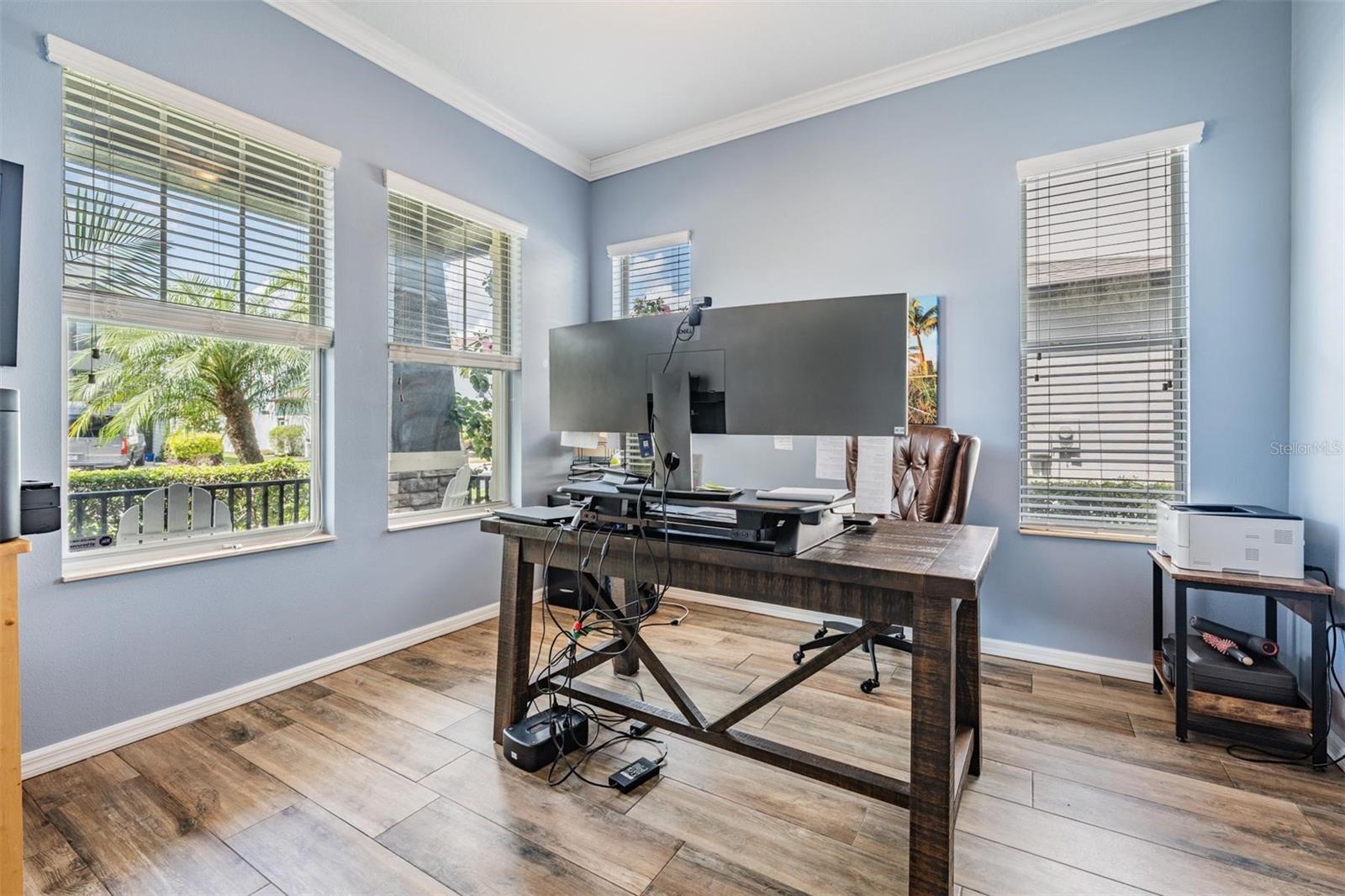 Listing photo id 3 for 4094 Windcrest Drive