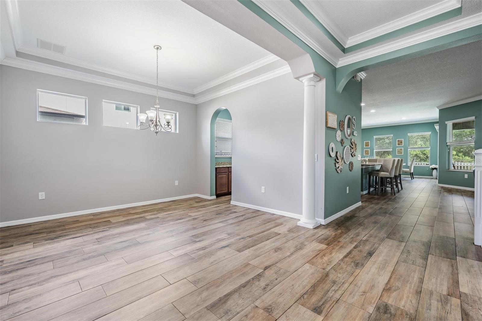 Listing photo id 4 for 4094 Windcrest Drive