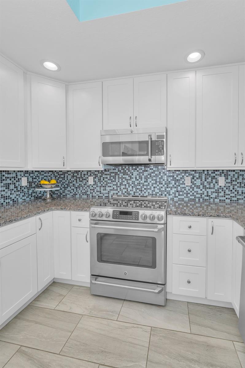 Image 36 of 80 For 19519 Gulf Boulevard 203