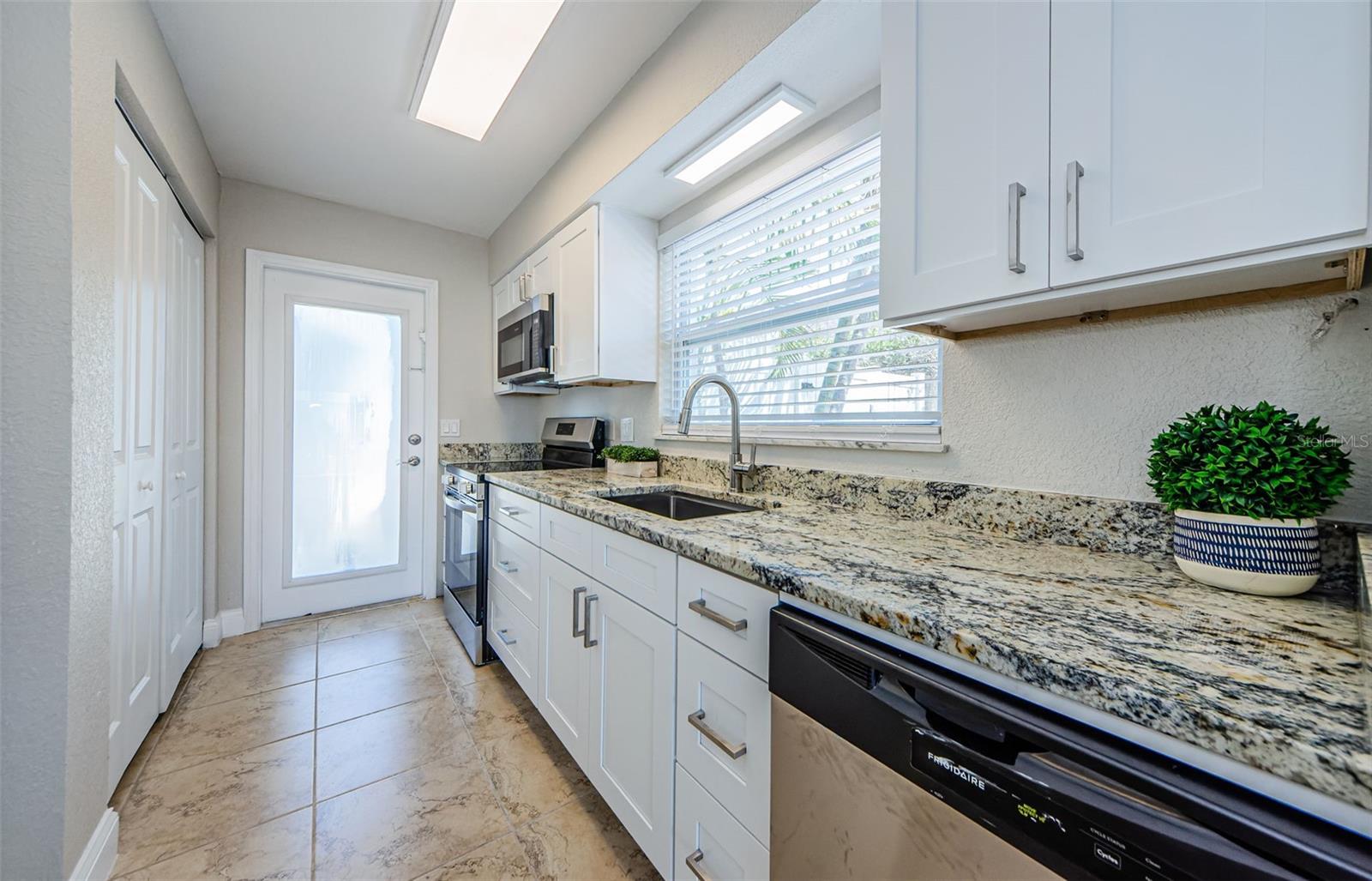 Image 10 of 55 For 2186 Edythe Drive 11