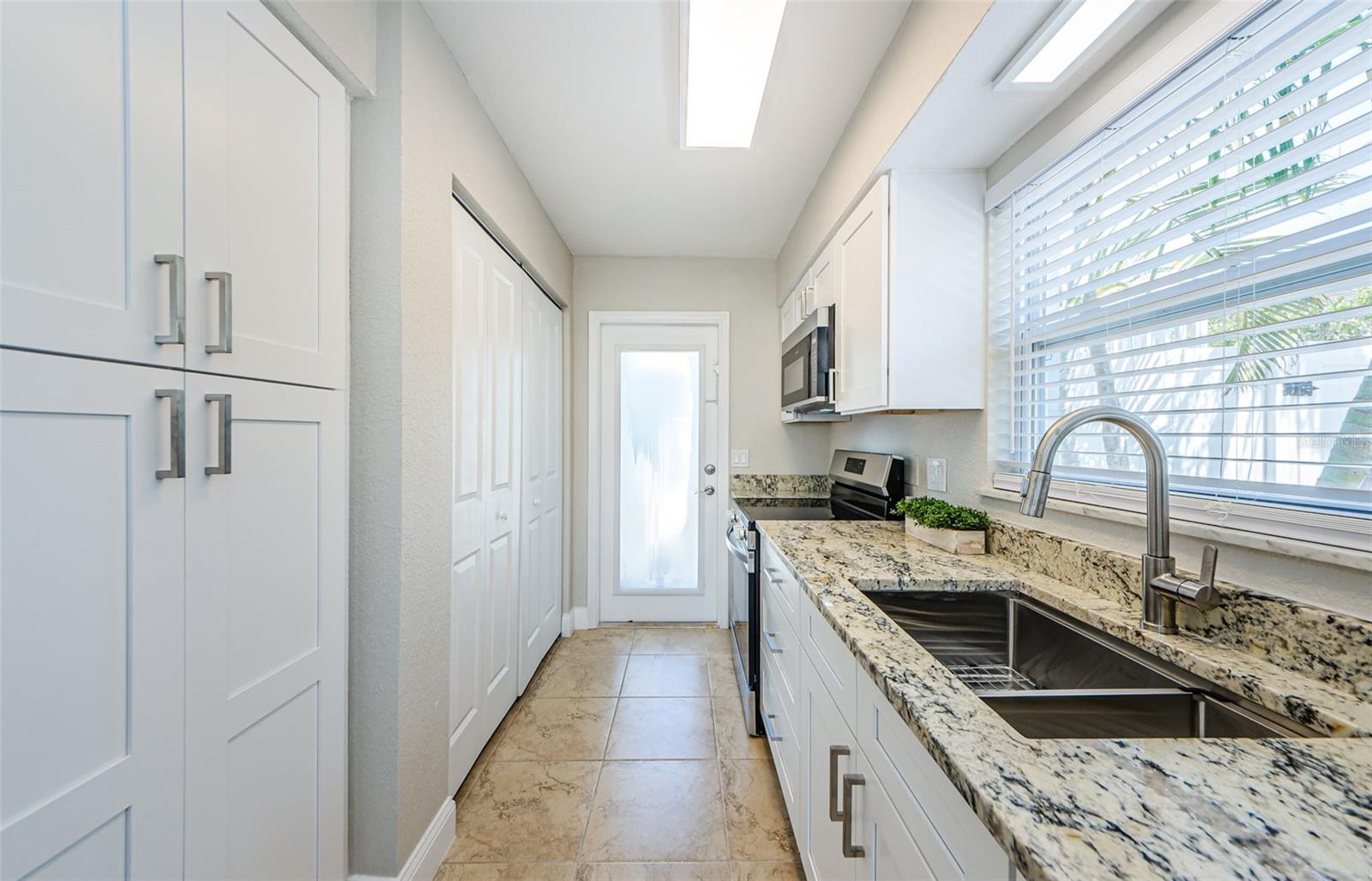 Image 4 of 55 For 2186 Edythe Drive 11