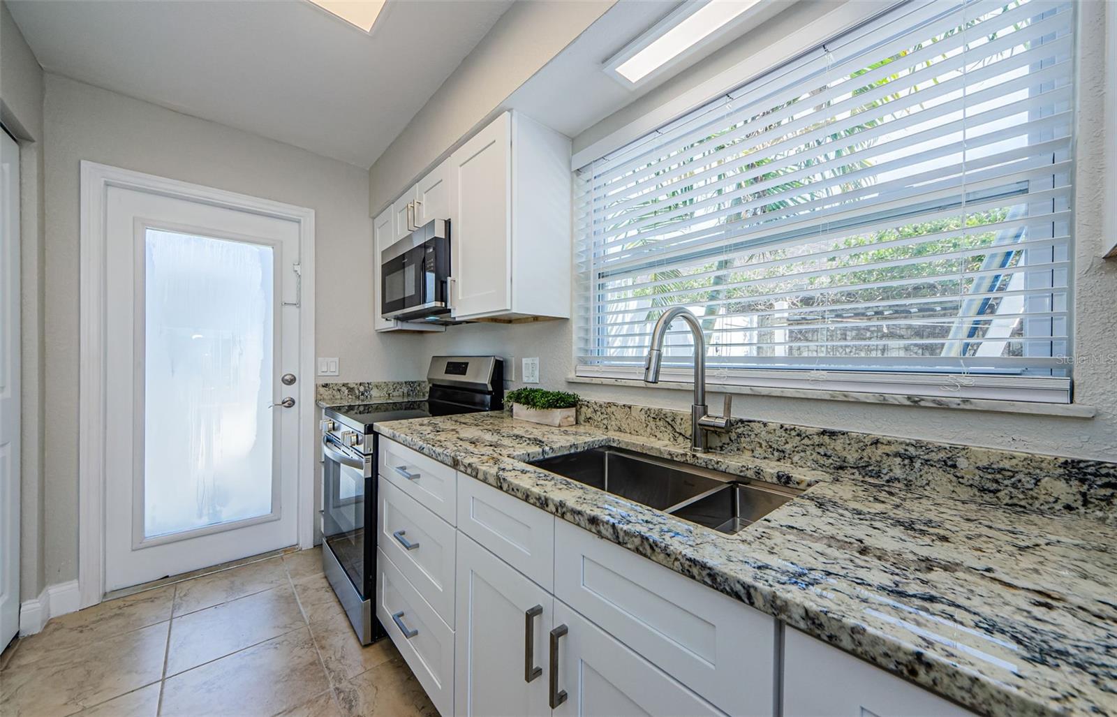 Image 7 of 55 For 2186 Edythe Drive 11