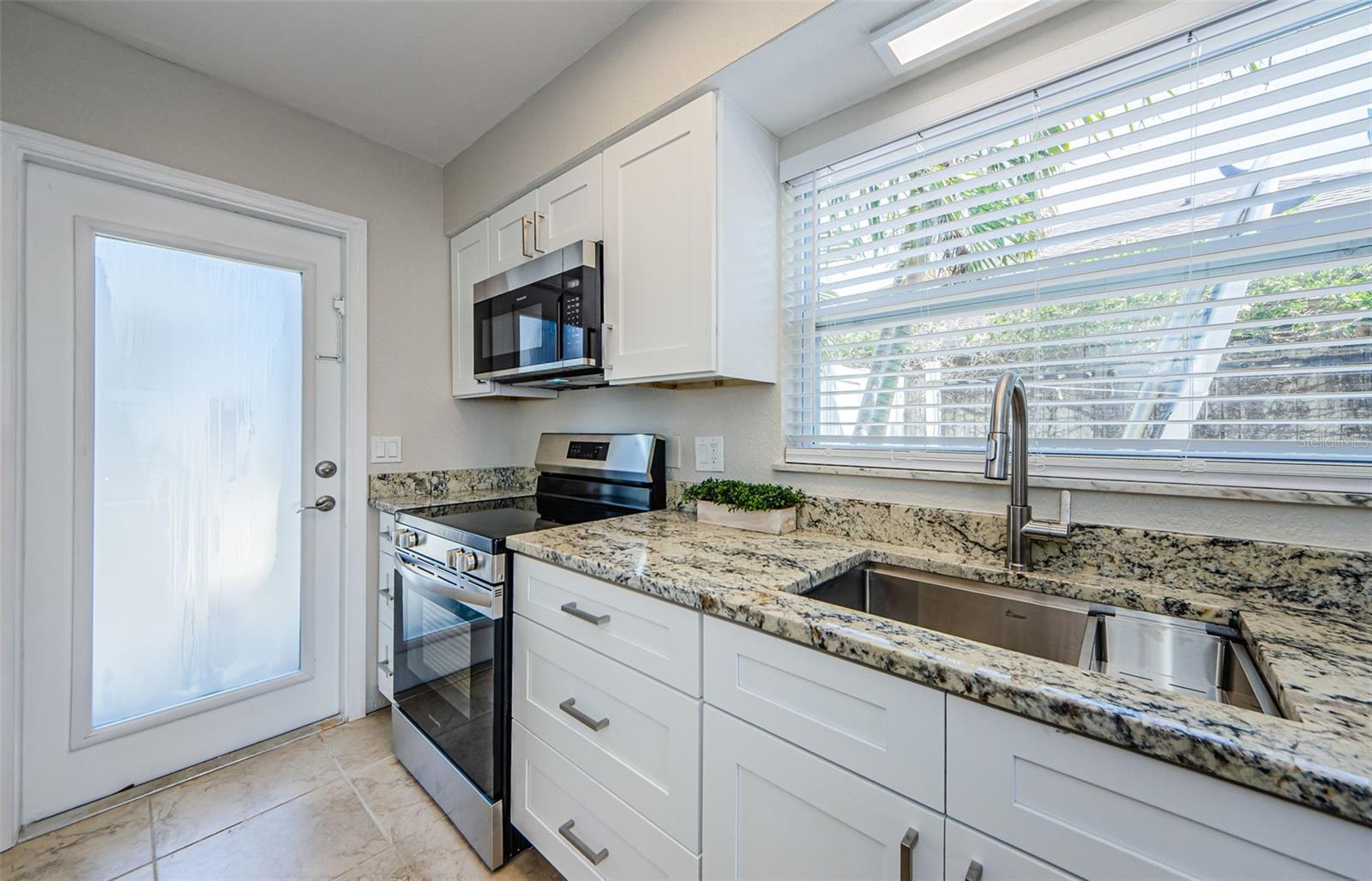 Image 8 of 55 For 2186 Edythe Drive 11