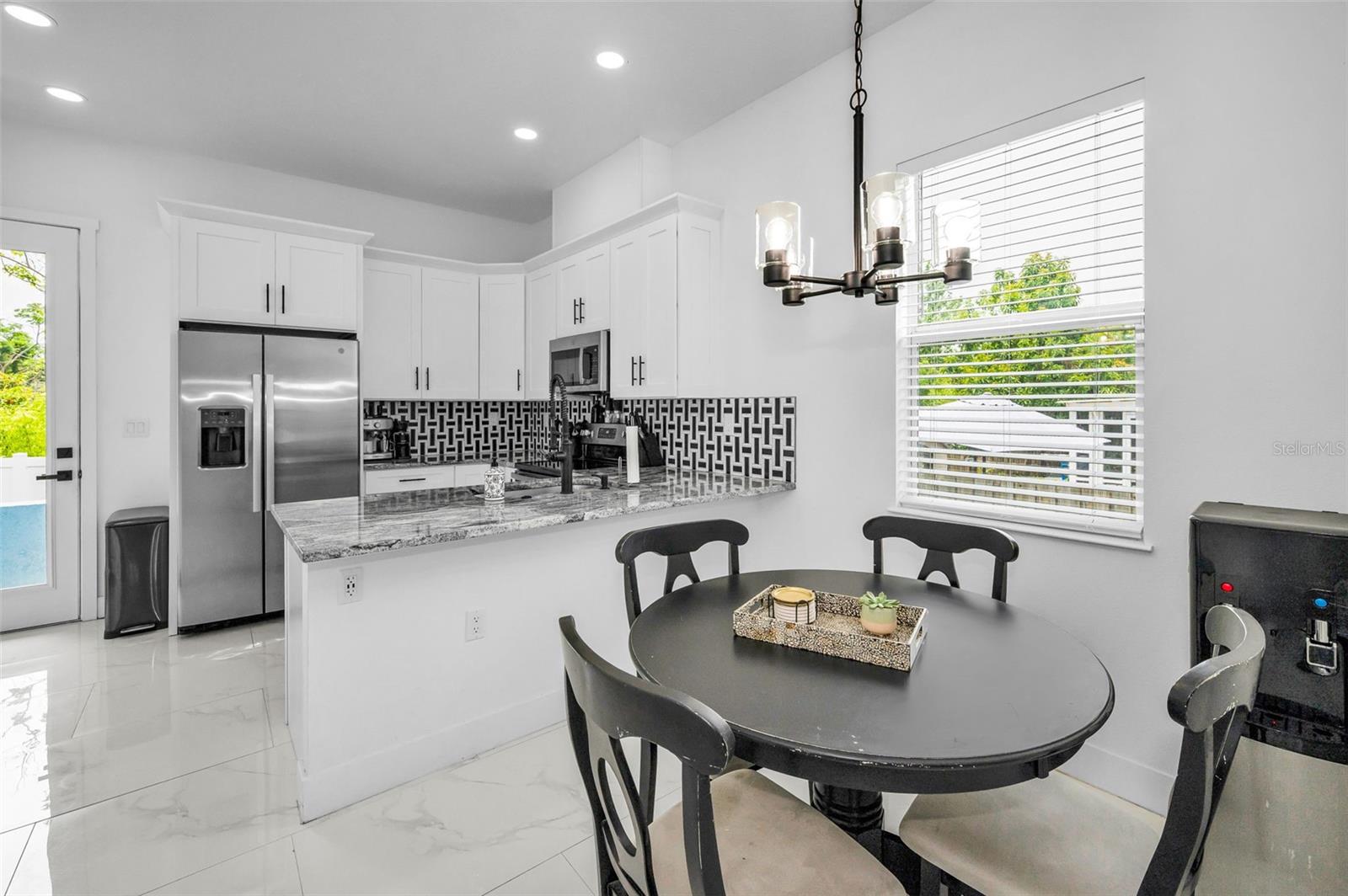 Listing photo id 8 for 3402 Clifton Street