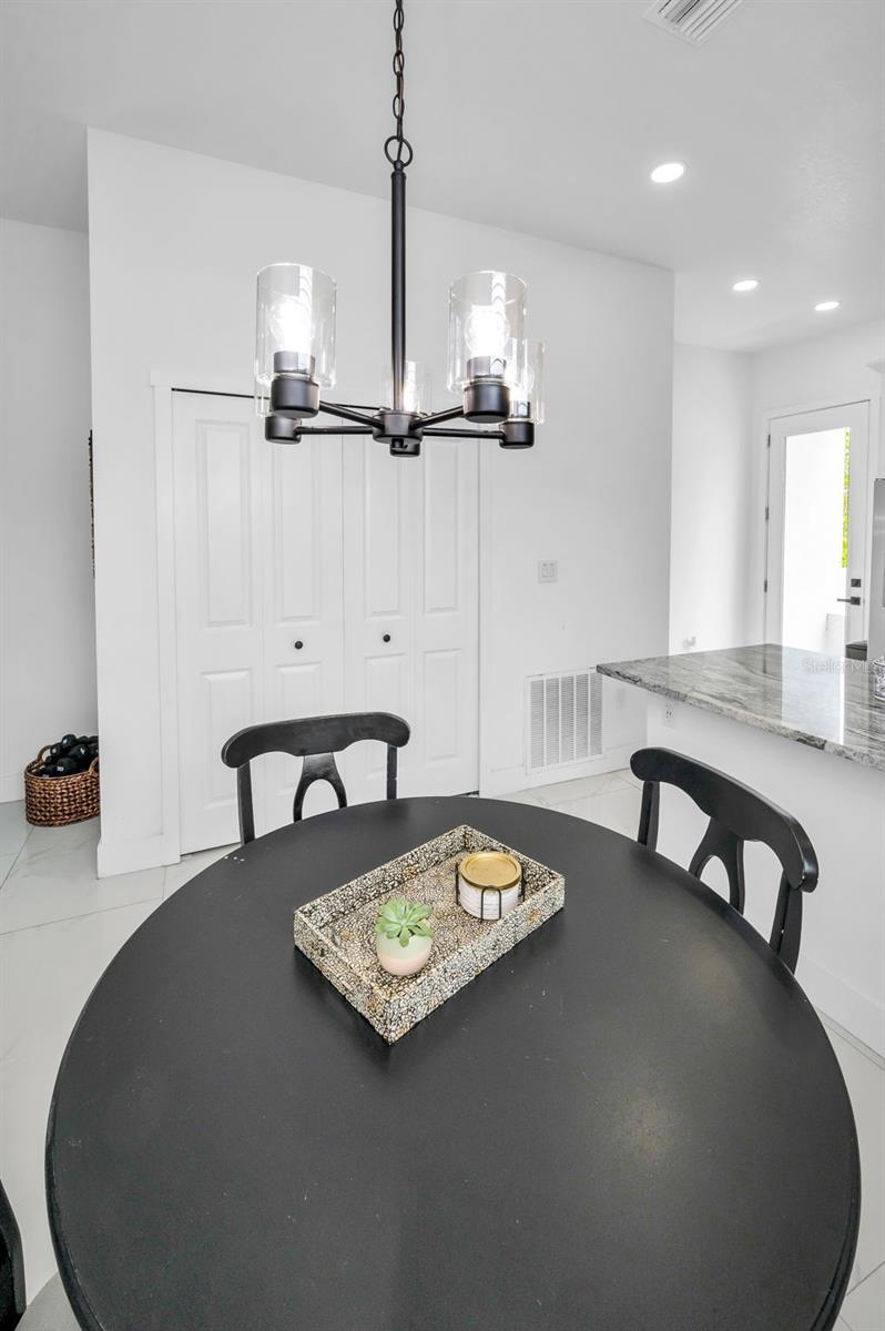 Listing photo id 9 for 3402 Clifton Street