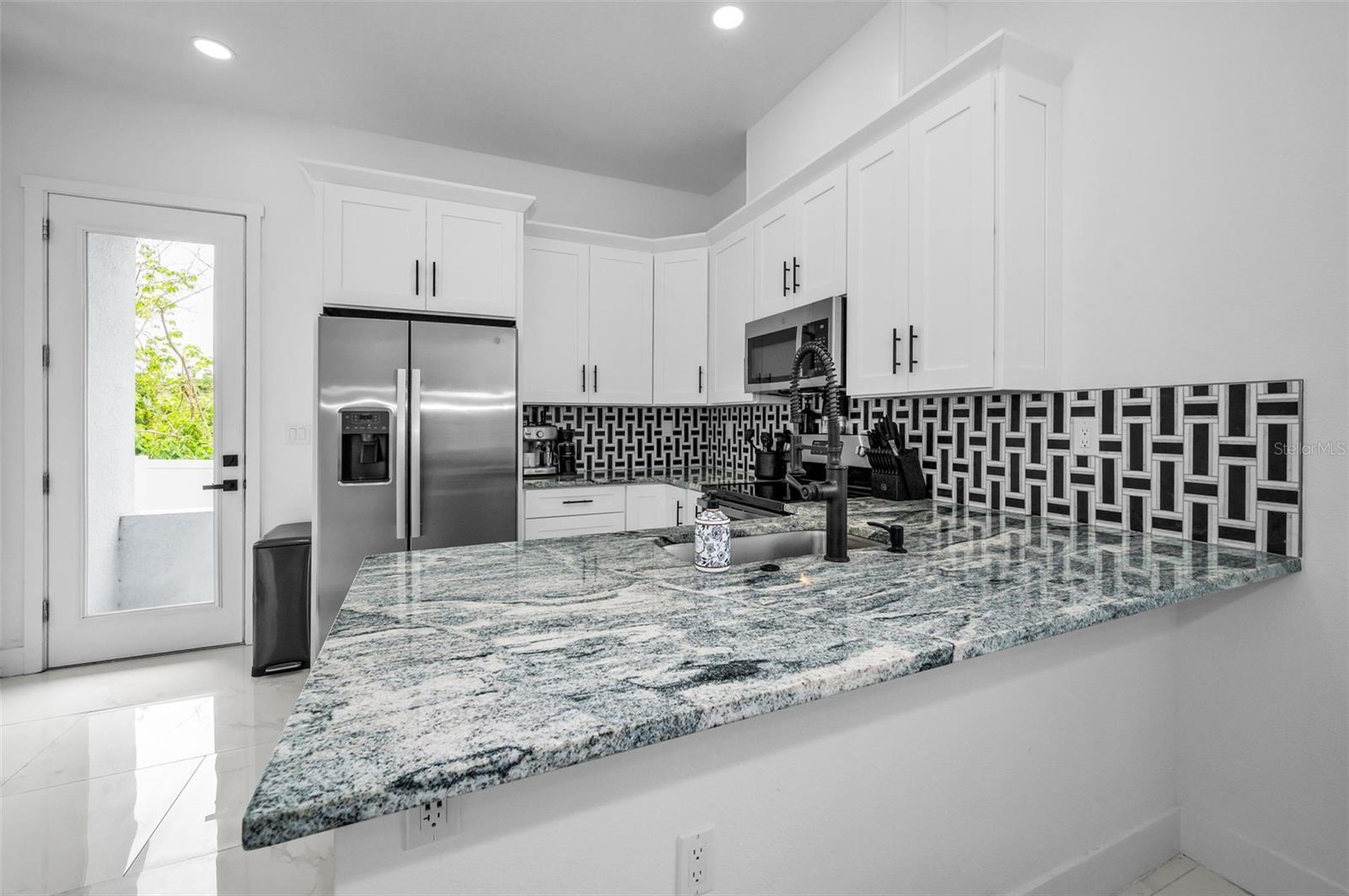 Listing photo id 12 for 3402 Clifton Street