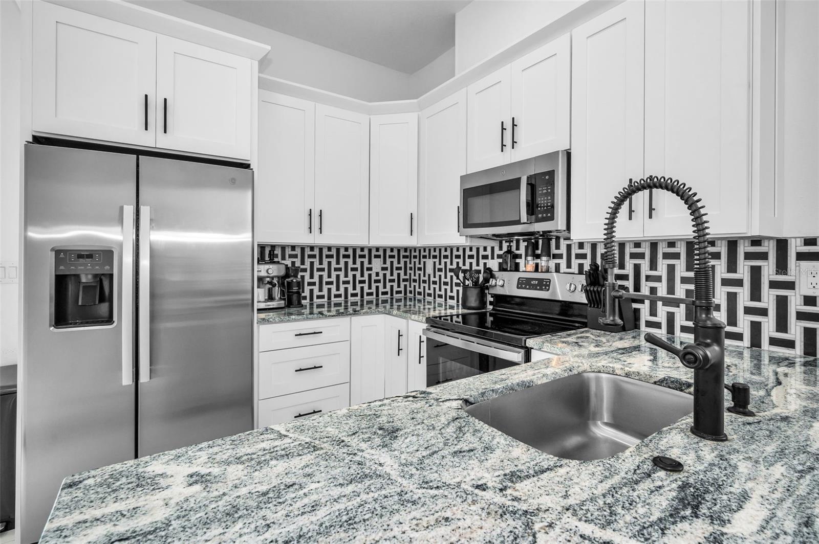 Listing photo id 13 for 3402 Clifton Street