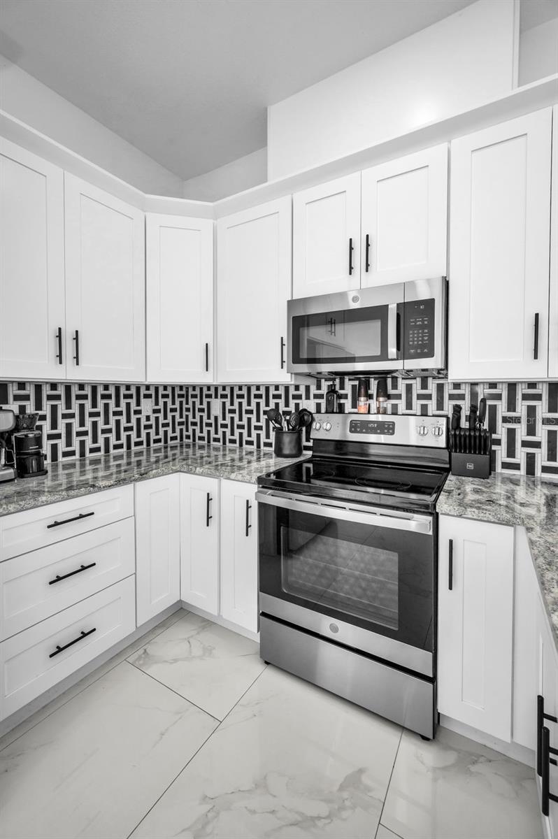 Listing photo id 15 for 3402 Clifton Street