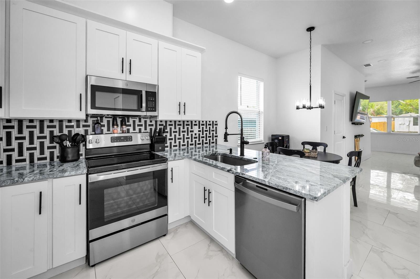 Listing photo id 16 for 3402 Clifton Street